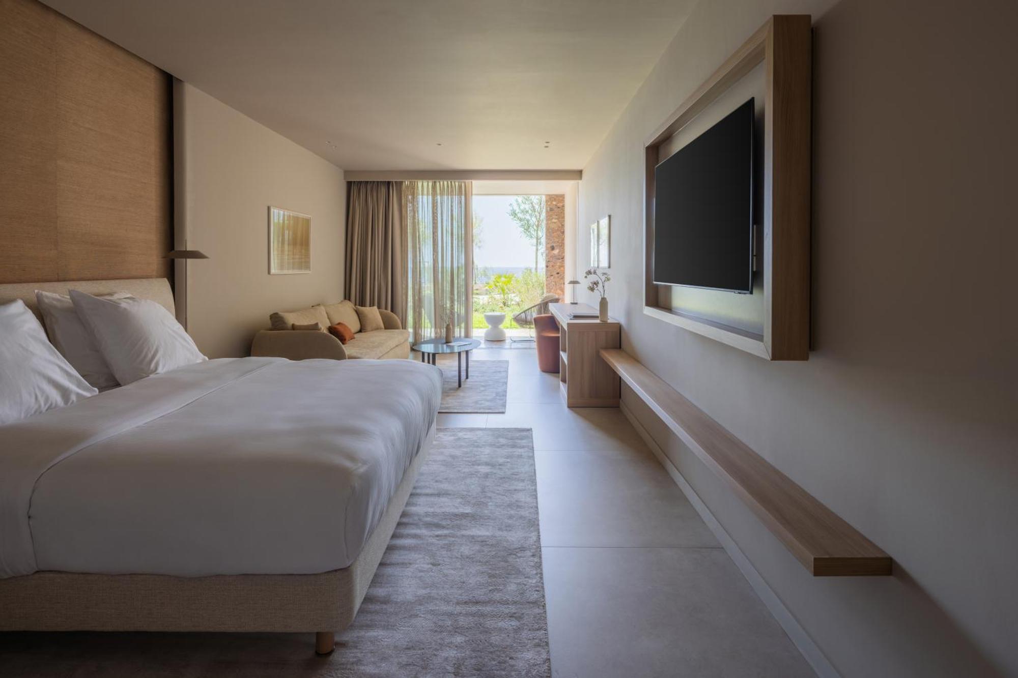 Junior Suite with One King Size Bed and One Sofa Bed,1690591546:JPEG