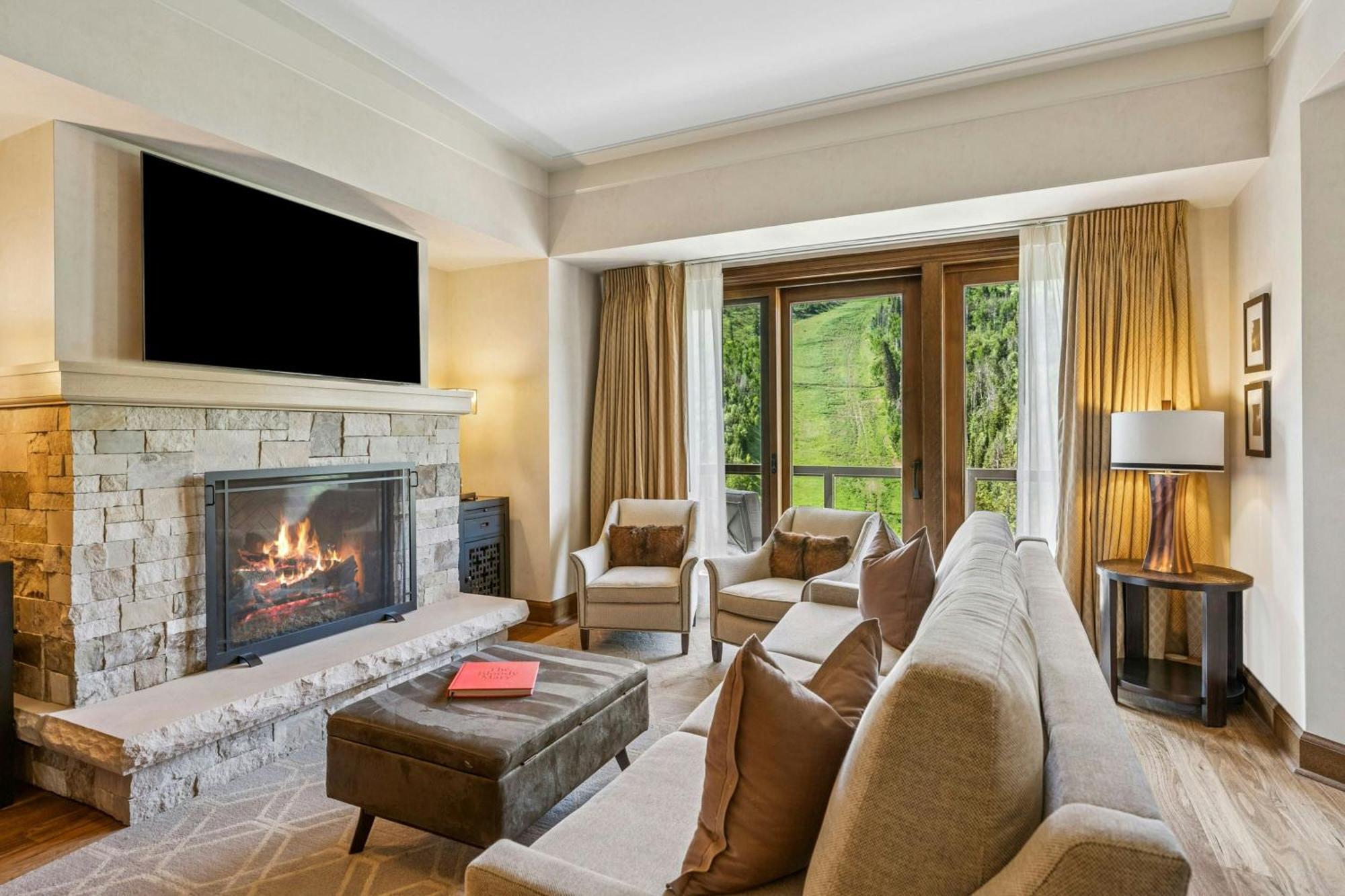 Large Deluxe King Room with Fireplace,1690941524:JPEG