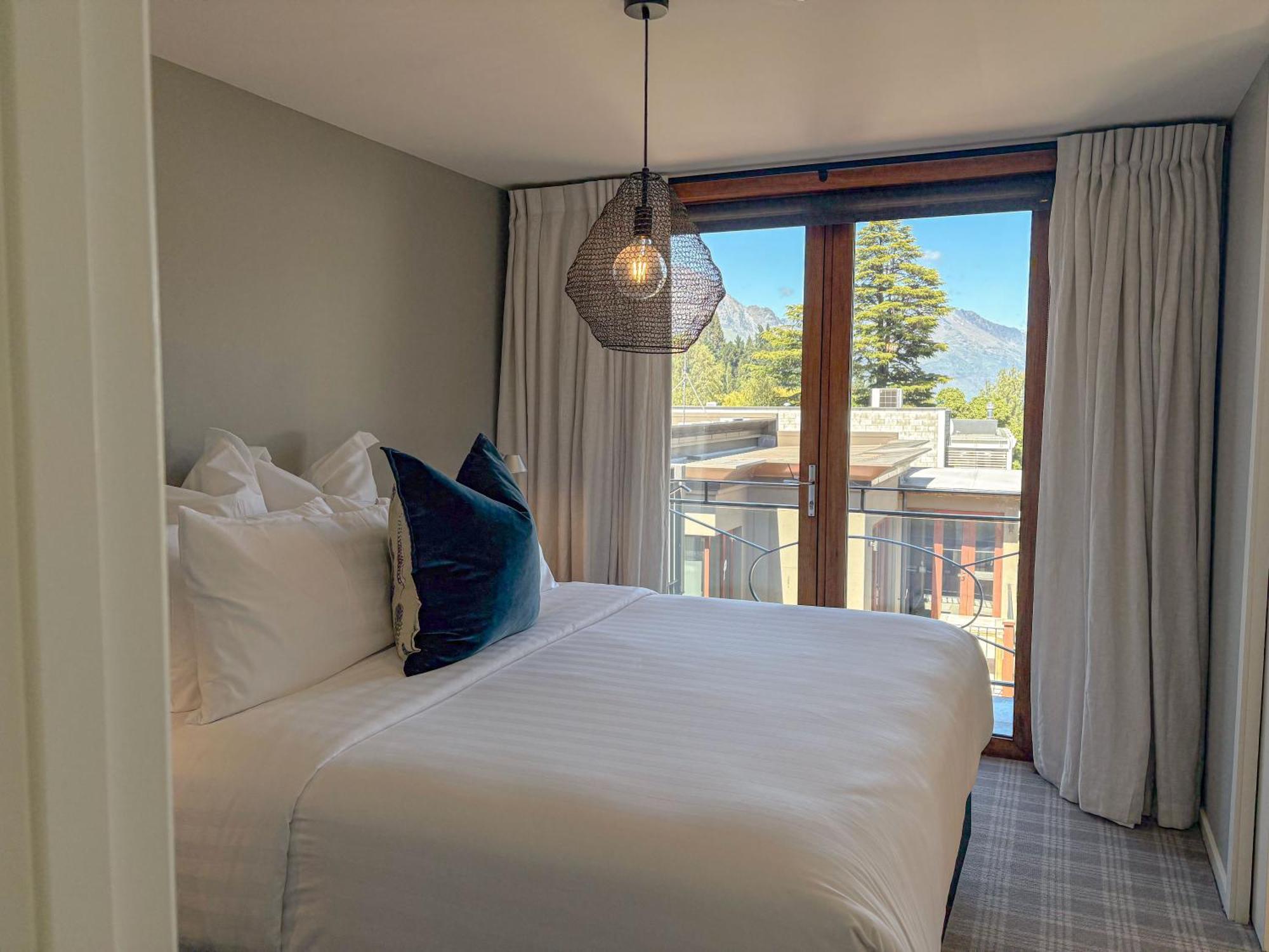 Deluxe One-Bedroom Apartment