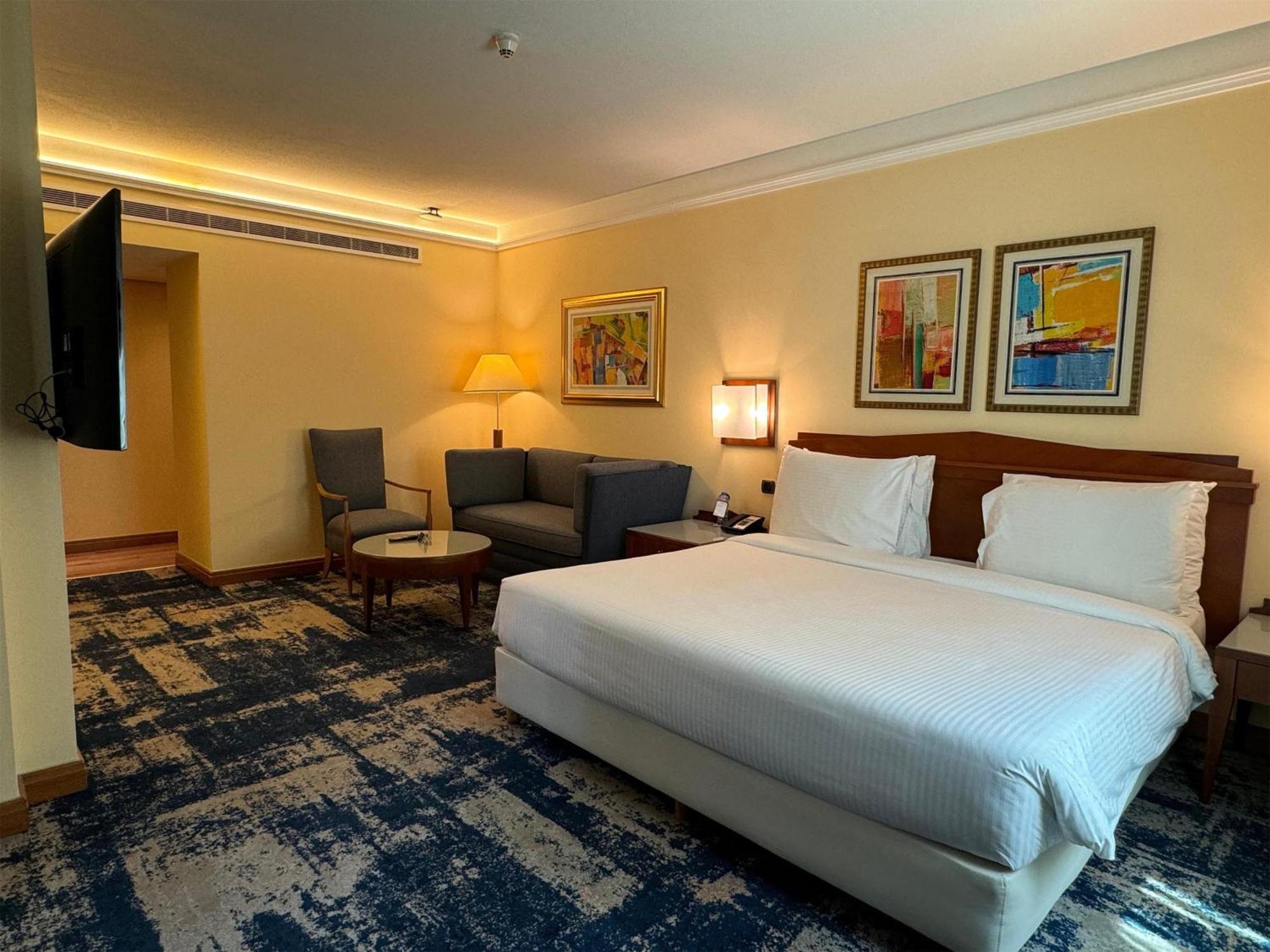 Junior Corner Suite Lounge Access