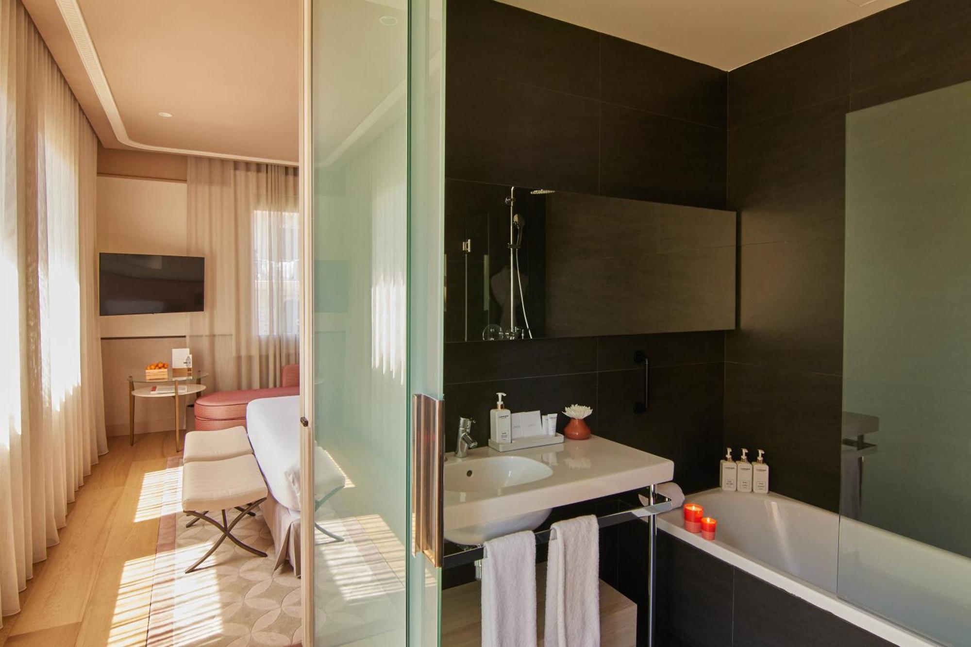 Deluxe Corner Room