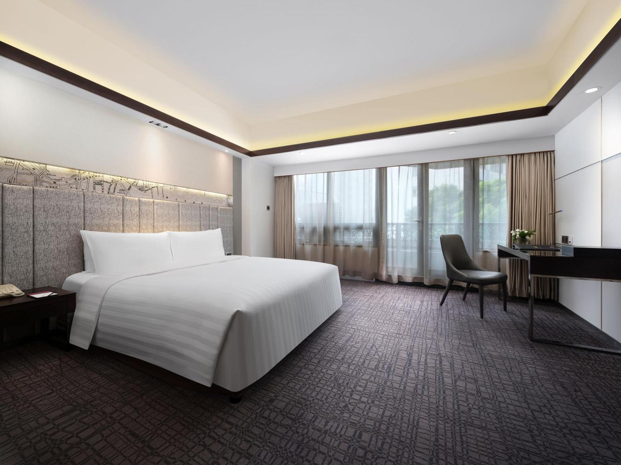 Superior King Room City View