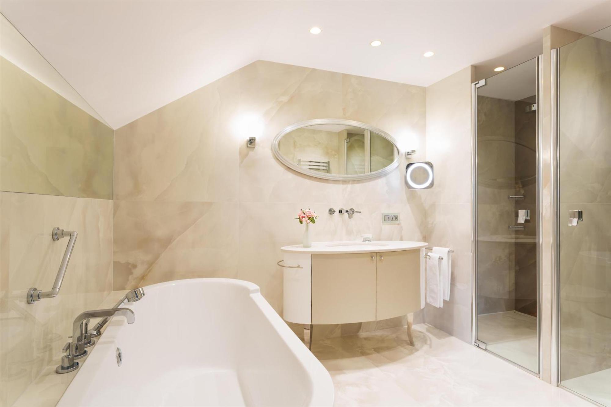 Honeymoon Suite