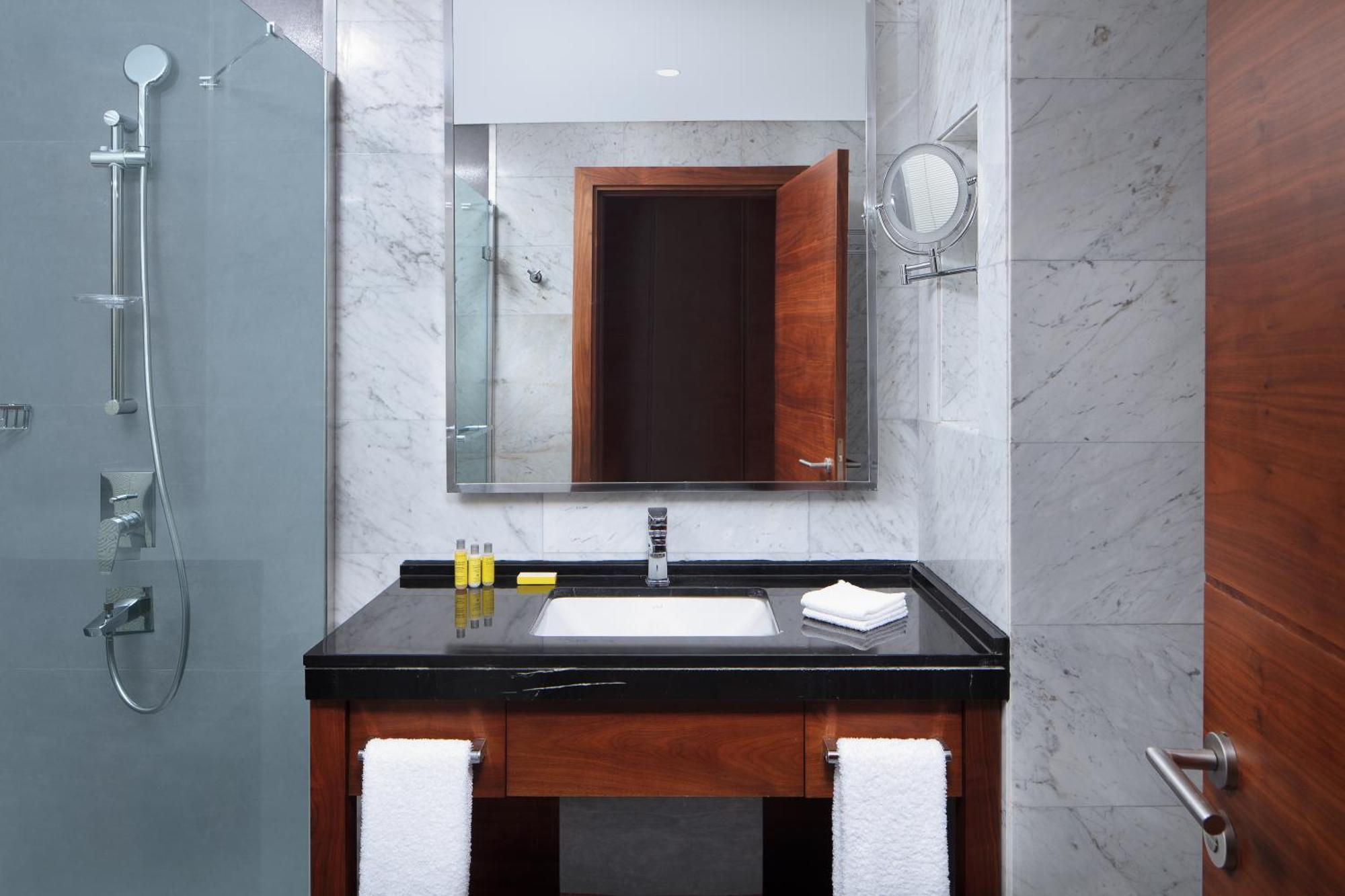 Corner Deluxe Room with City View - Club Lounge Access,1698115610:JPEG
