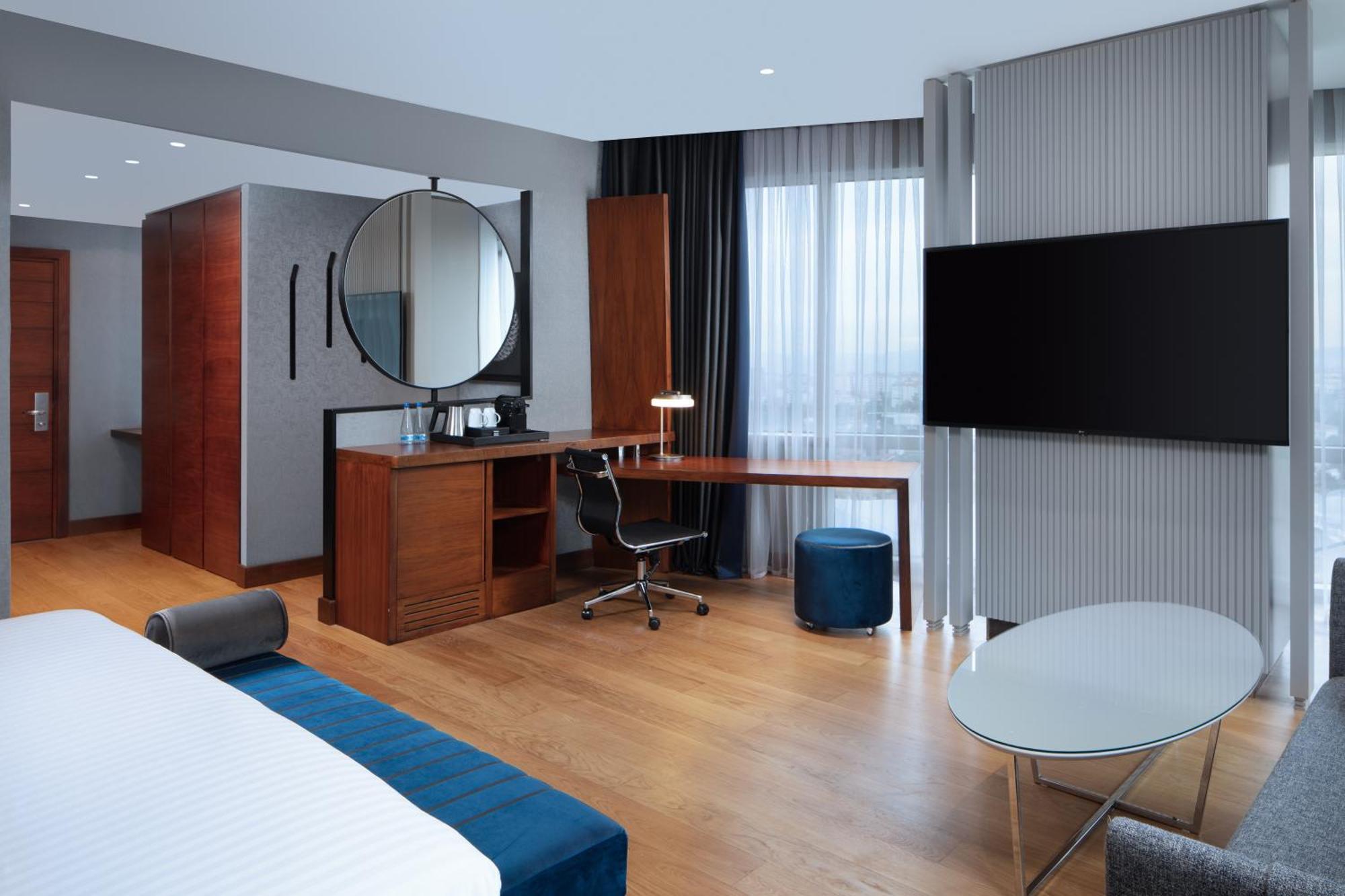 Corner Deluxe Room City View Club Lounge Access