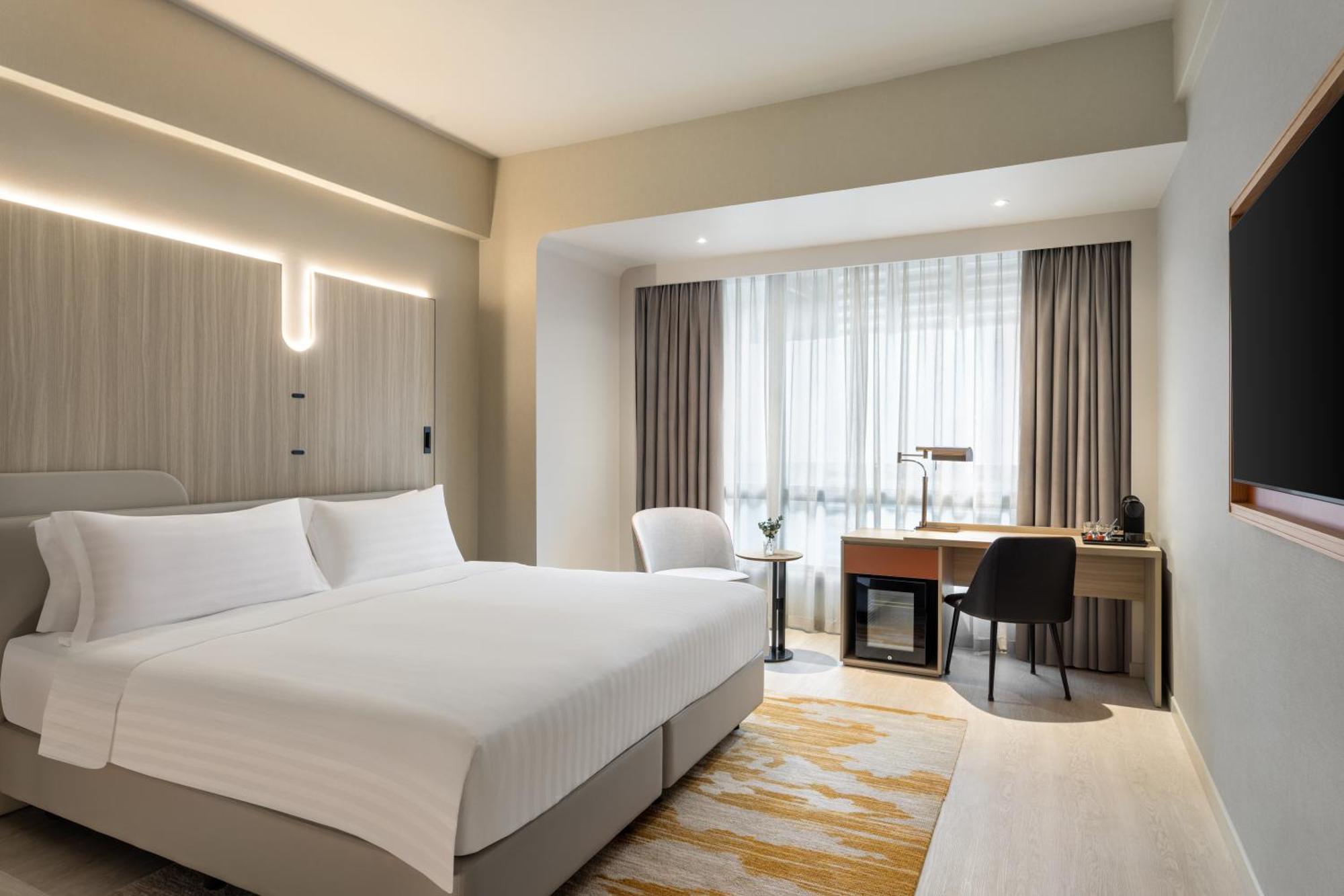 Deluxe King Room City View
