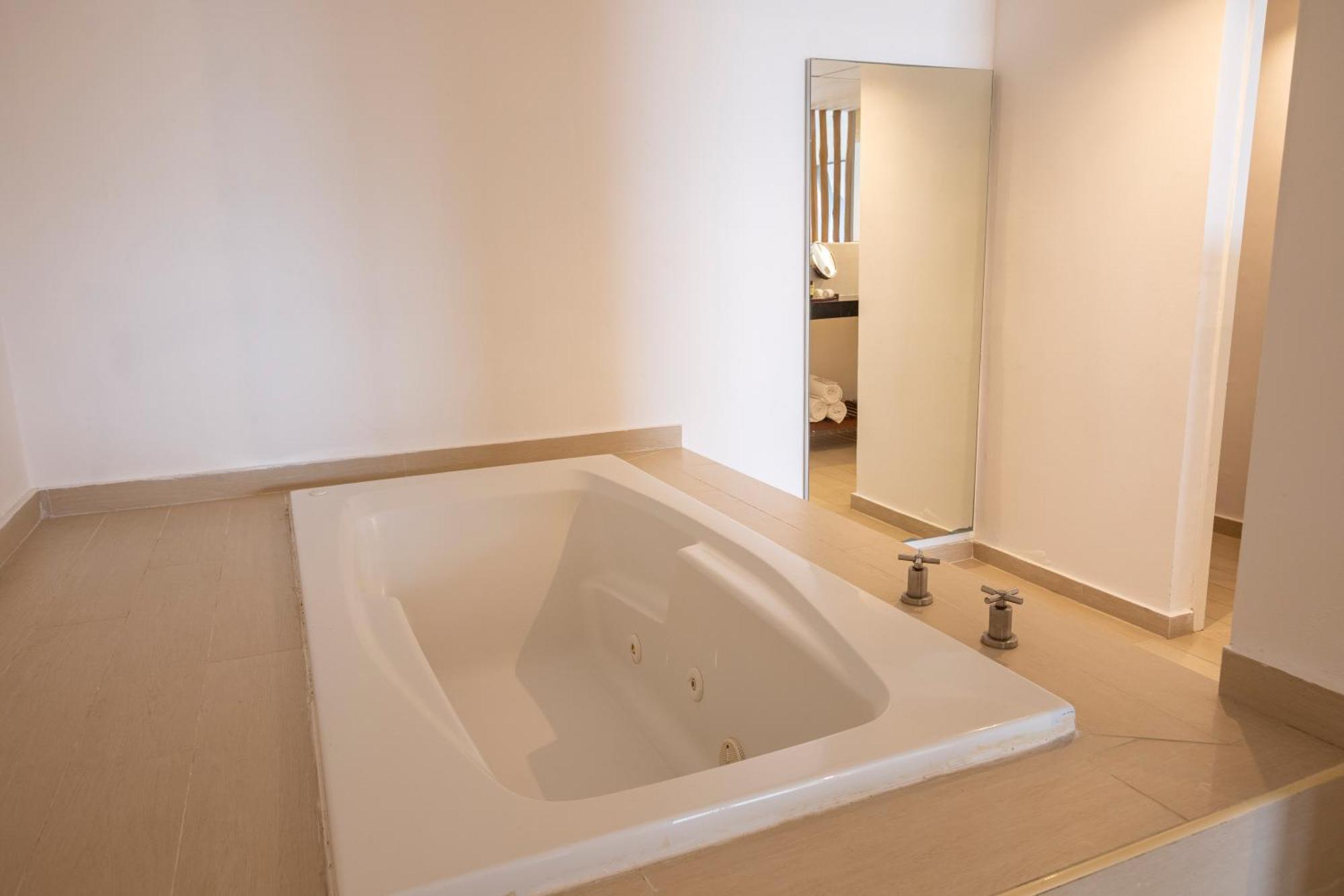 Honeymoon Suite