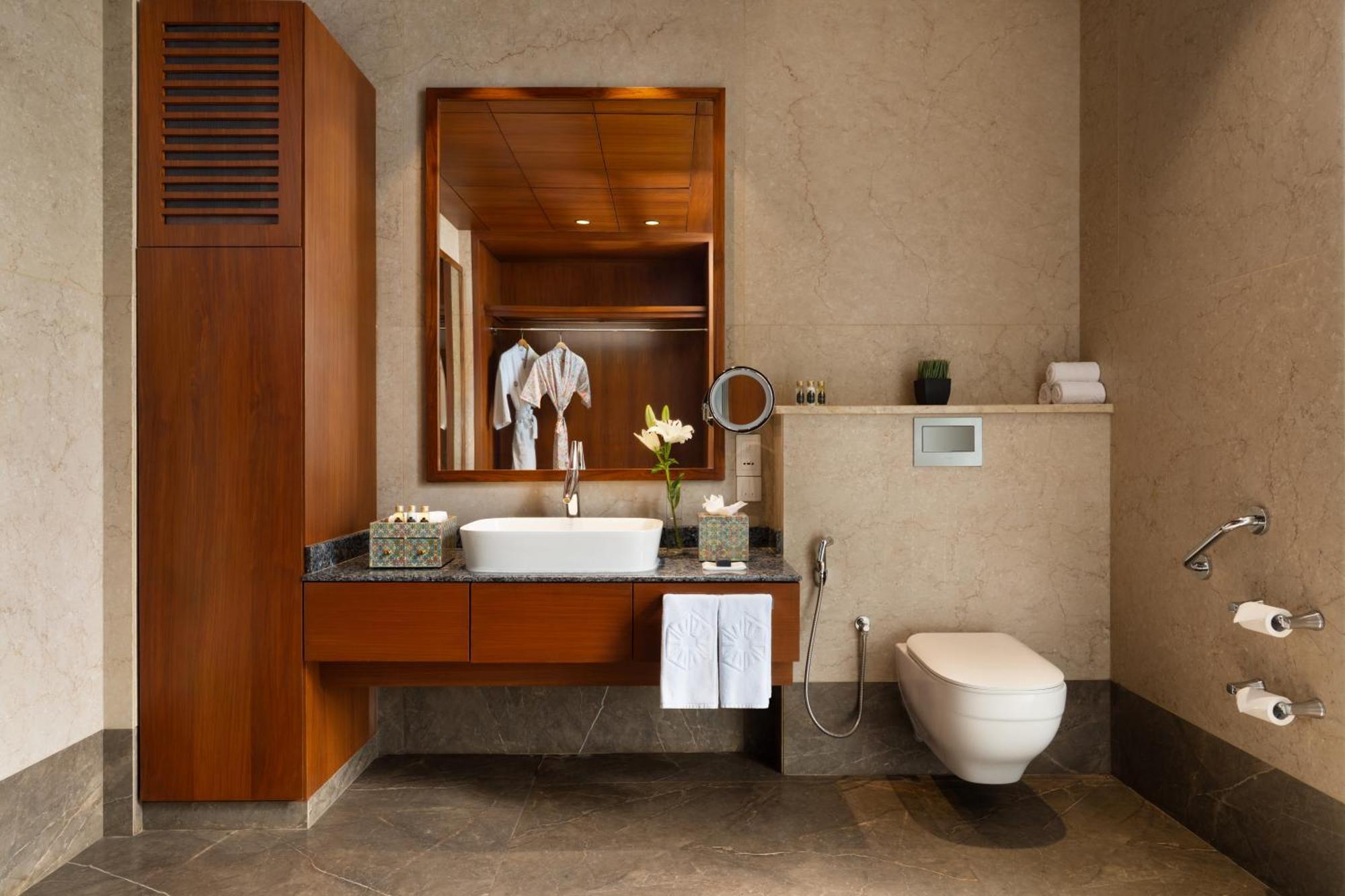 Luxury Room Balcony King Bed