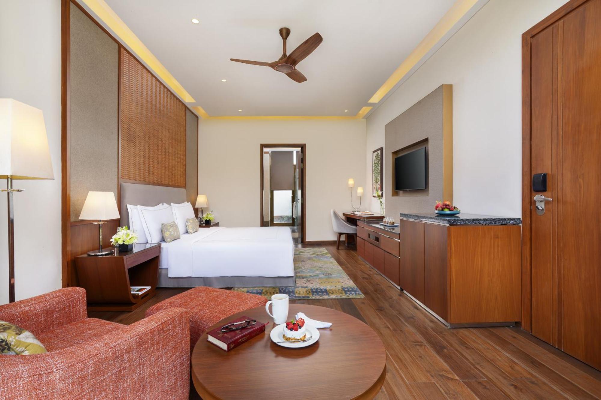 Luxury Room Balcony King Bed