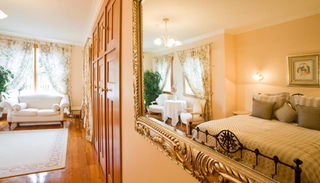 Alexandra King Suite