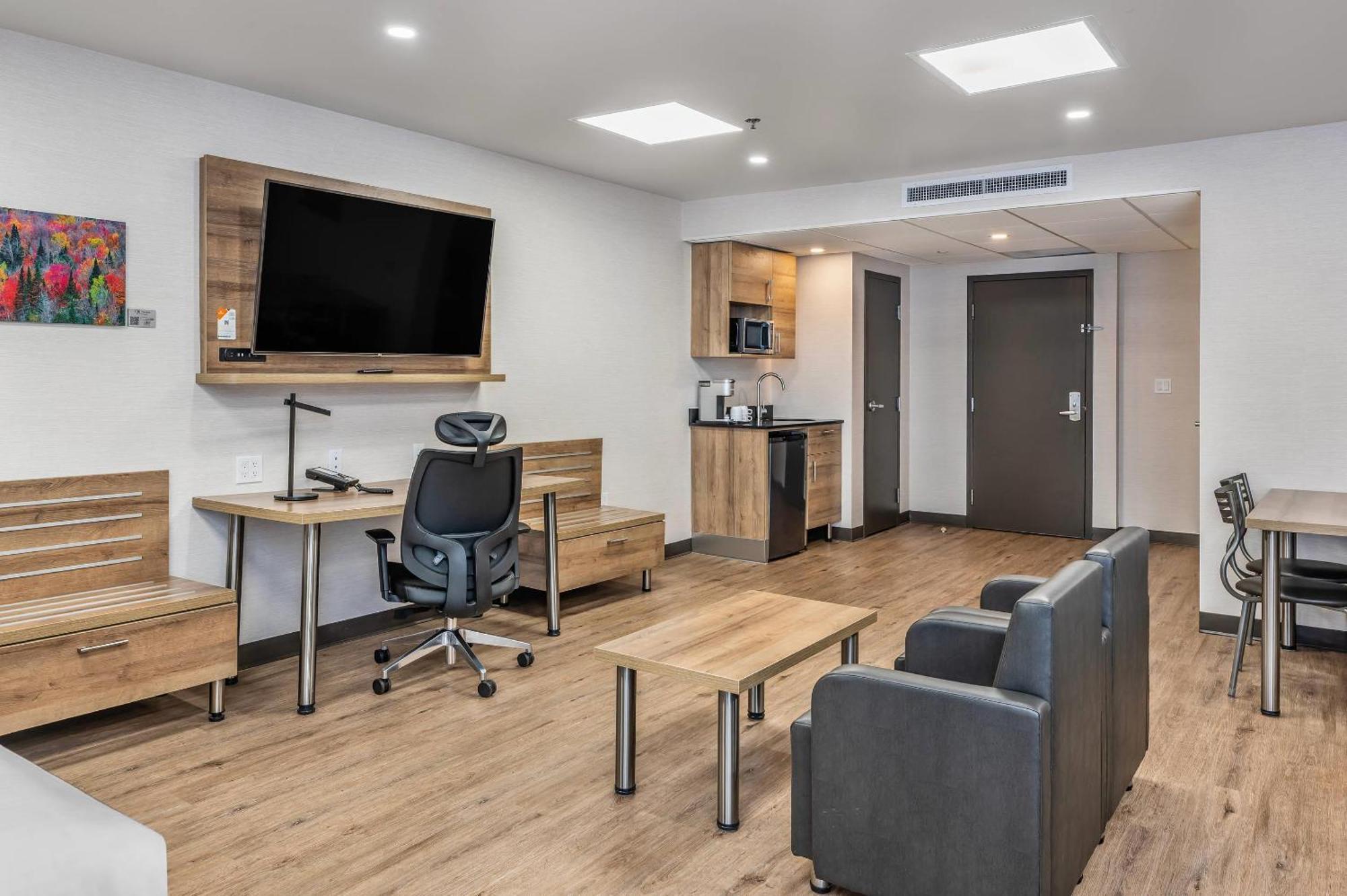 Suite with Three Queen Beds - Accessible/Non-Smoking