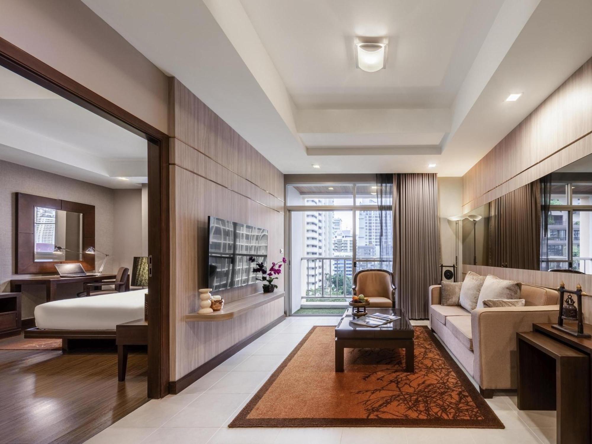 Grand Deluxe King Suite Living Room Balcony