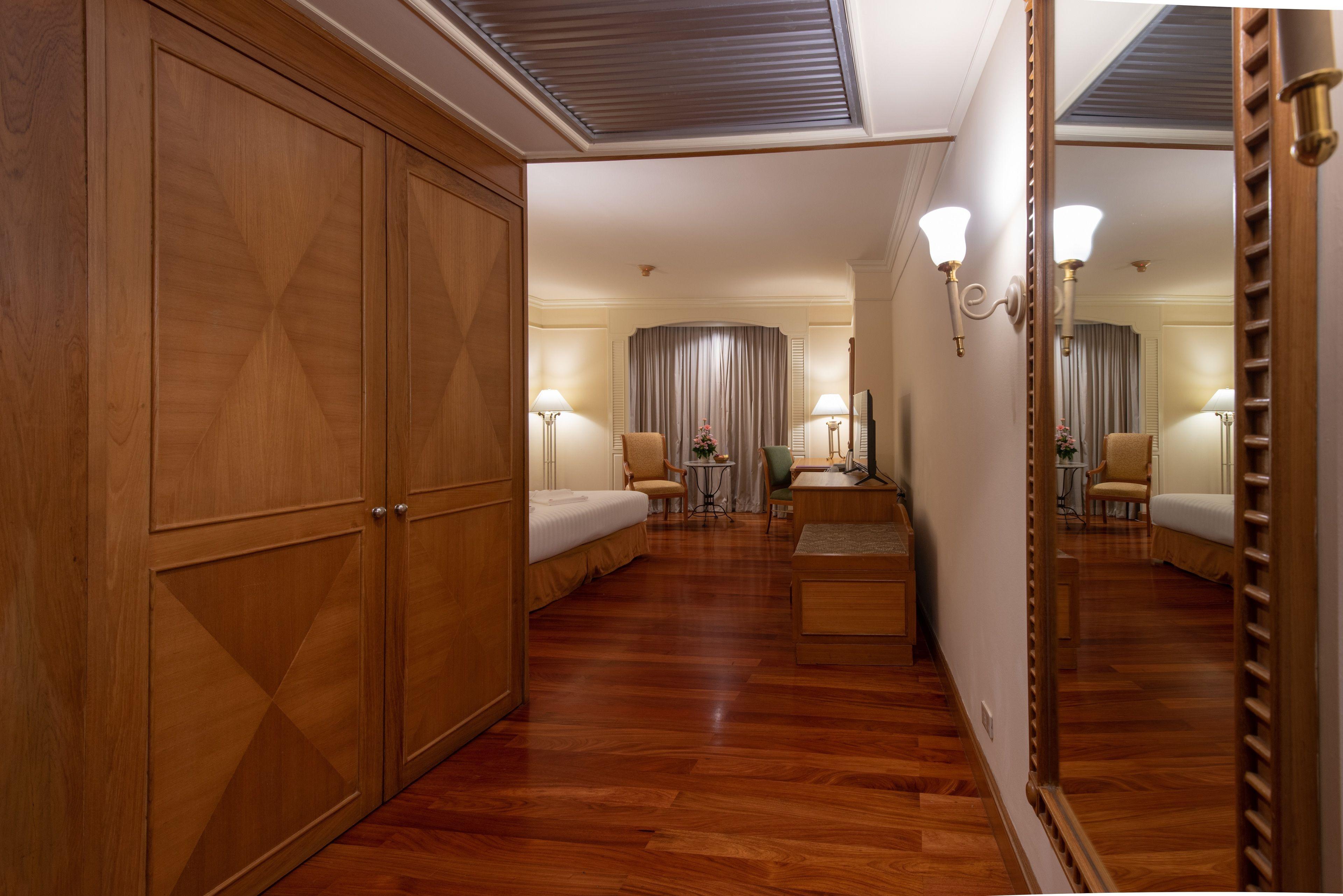 Executive Zimmer mit Kingsize-Bett und Flussblick