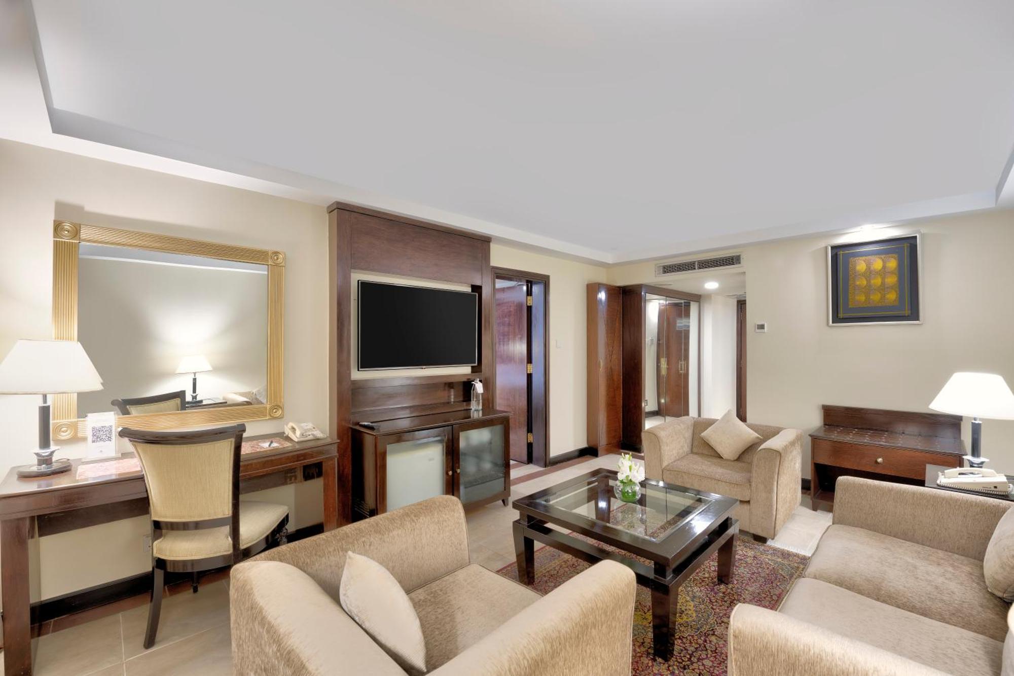 Executive Suite, Executive Lounge Access, Suite, 1 King,1706044114:JPEG