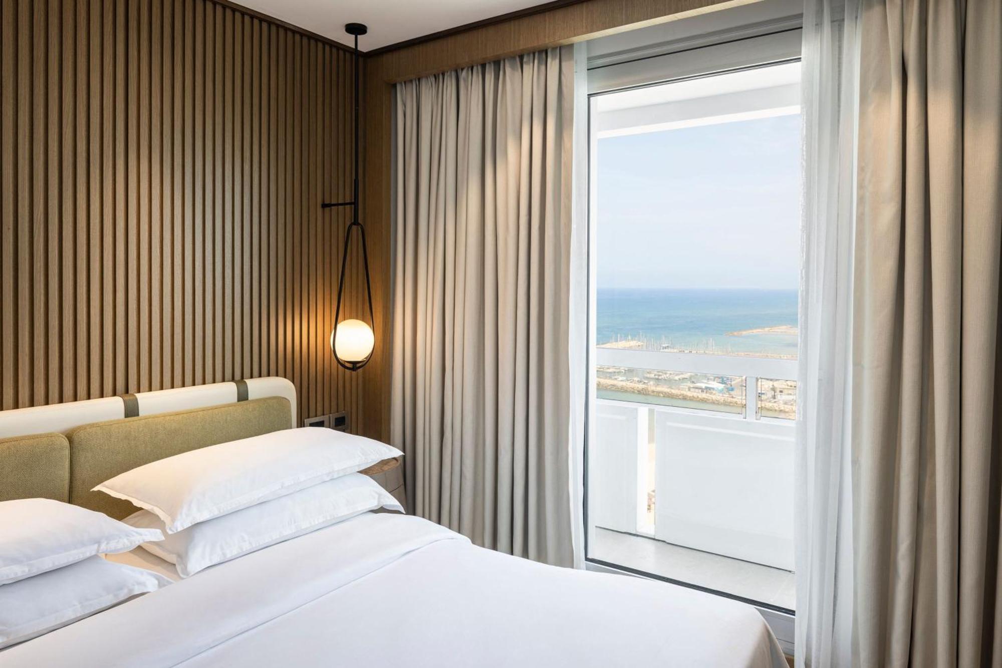 Club Queen Room Sea View Adults only or Club Lounge Access
