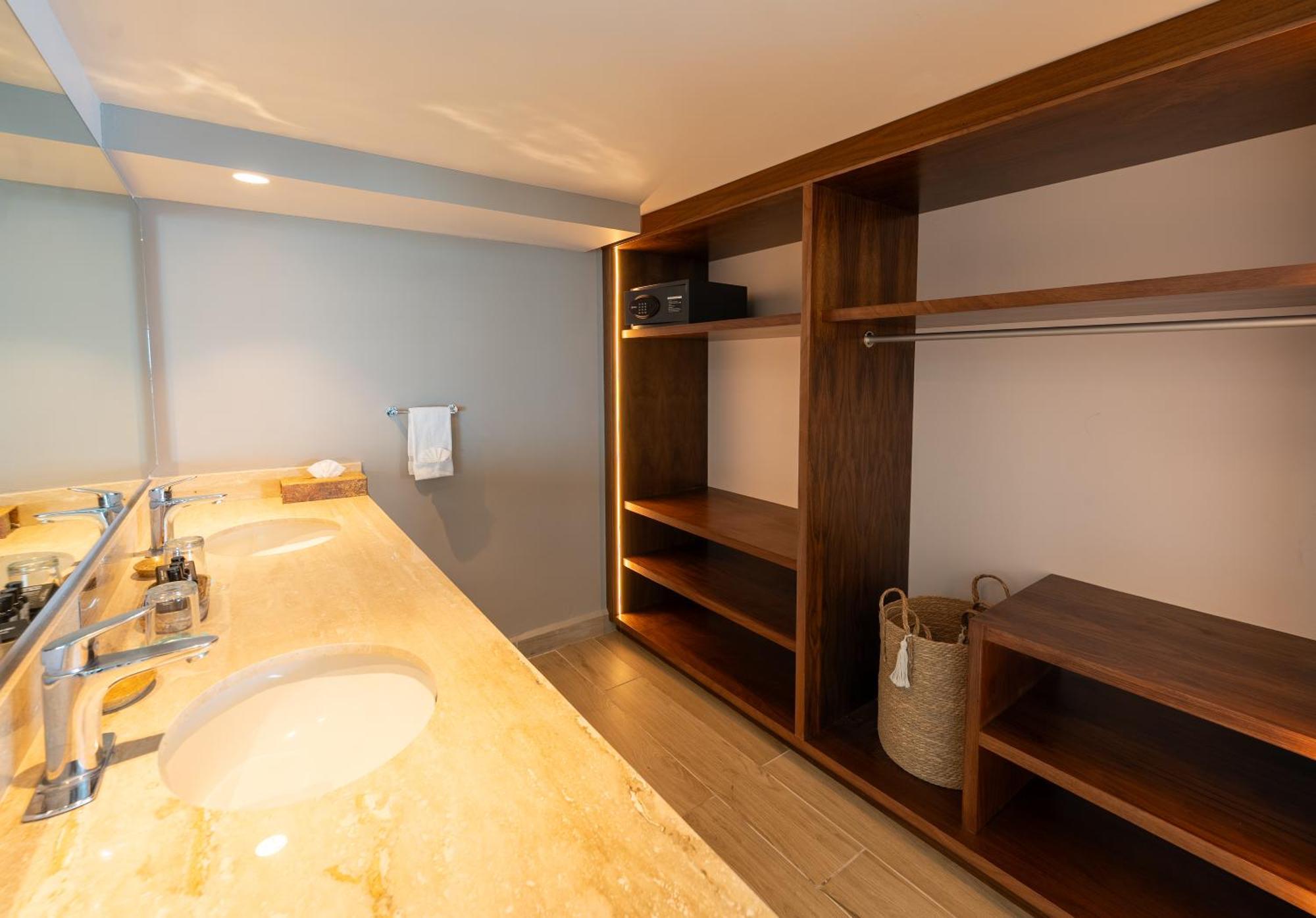 Suite Royal con cama extragrande y vistas parciales al océano