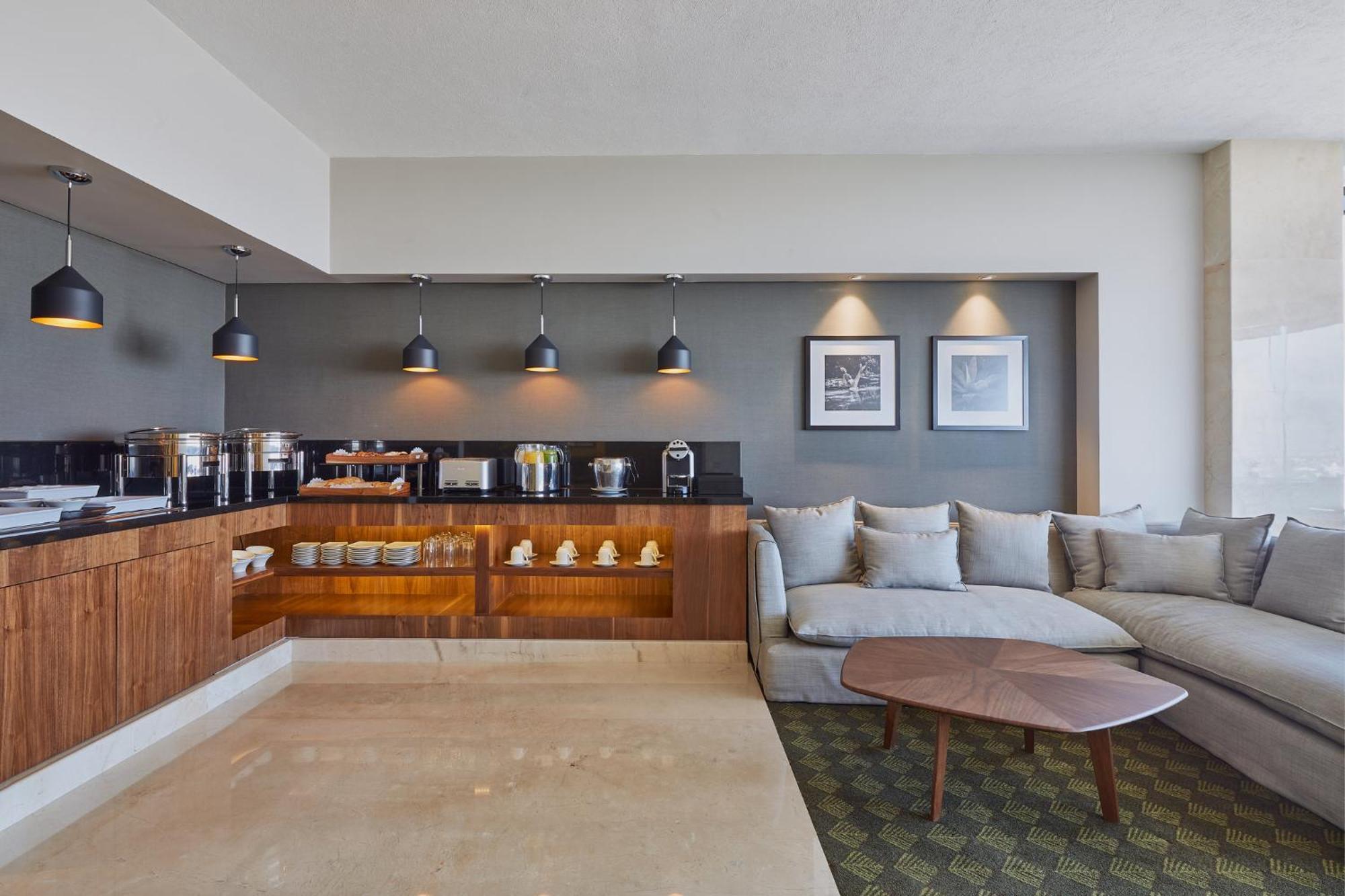 Club King Room