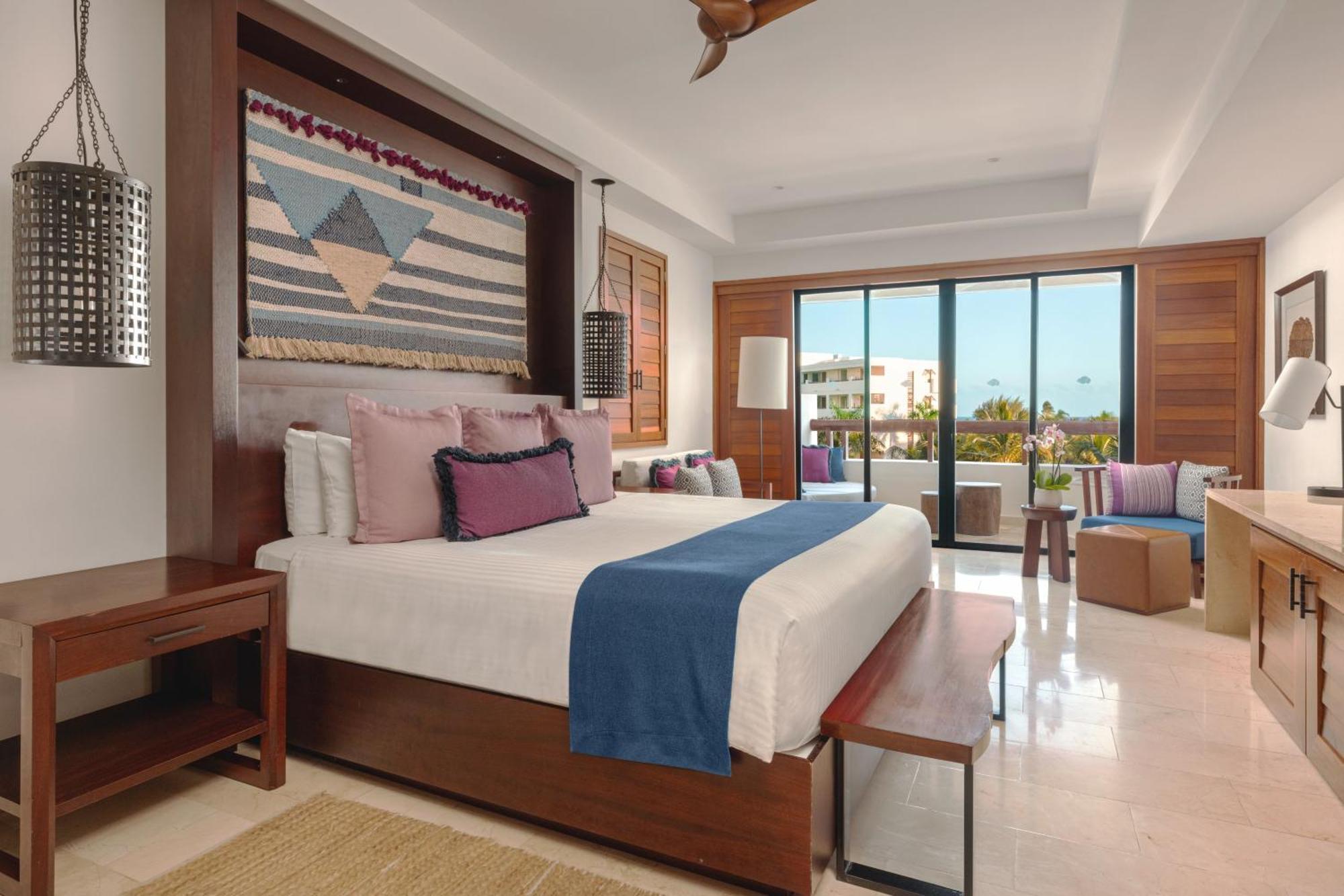 Junior Suite Partial Ocean View king size bed