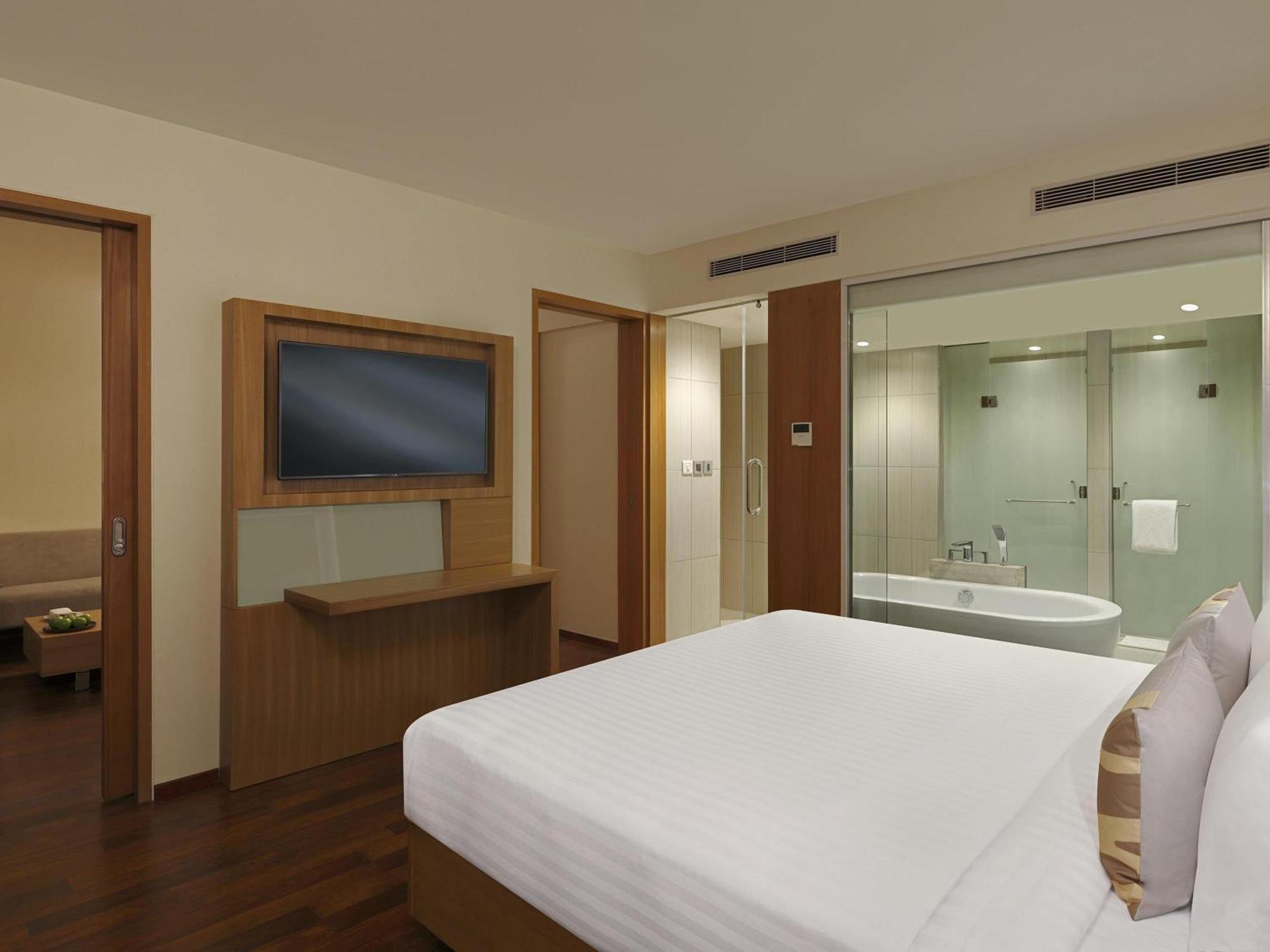 Executive Suite King bed Cocktail Hours