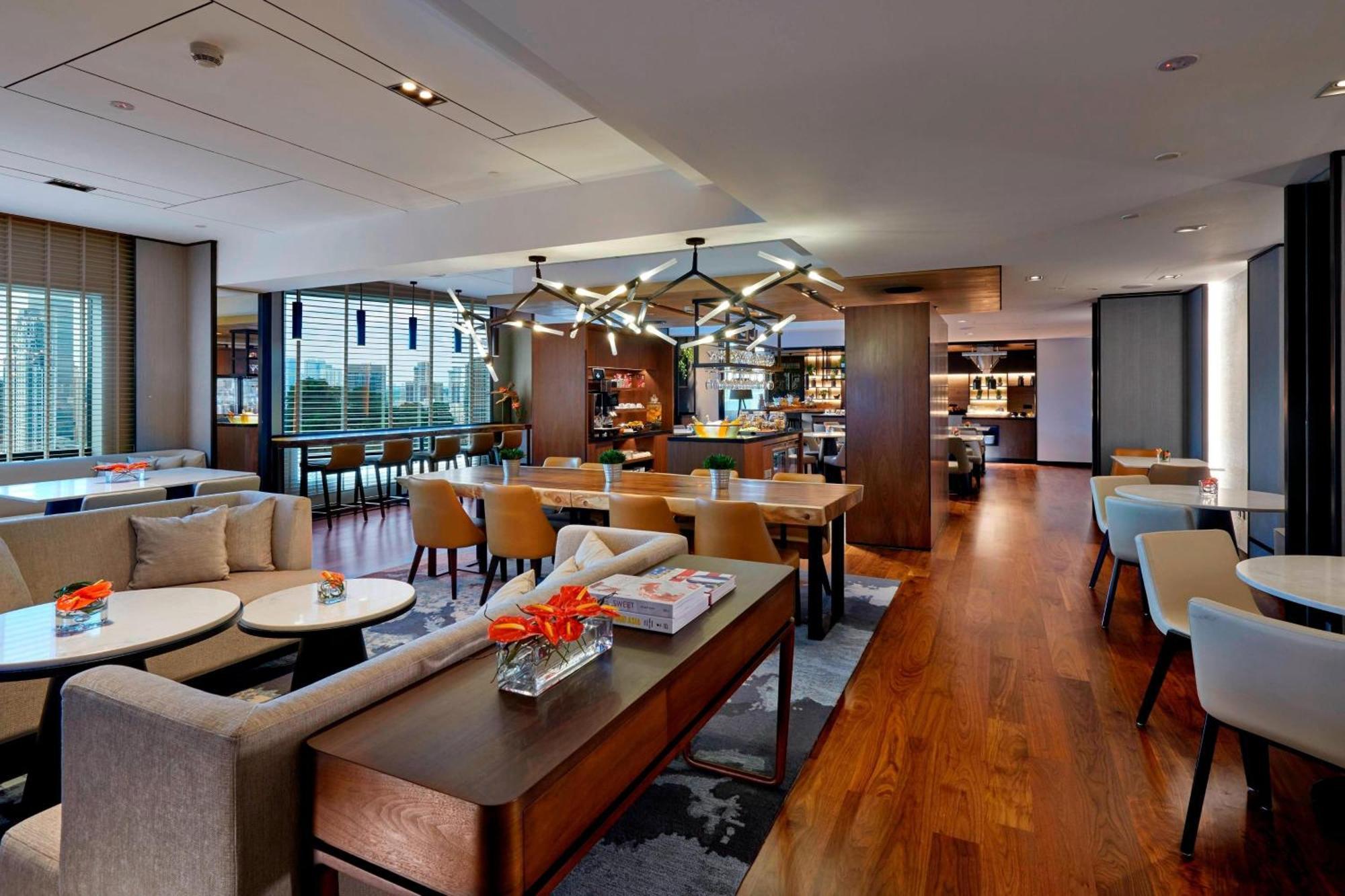 Deluxe King Room Club Lounge Access