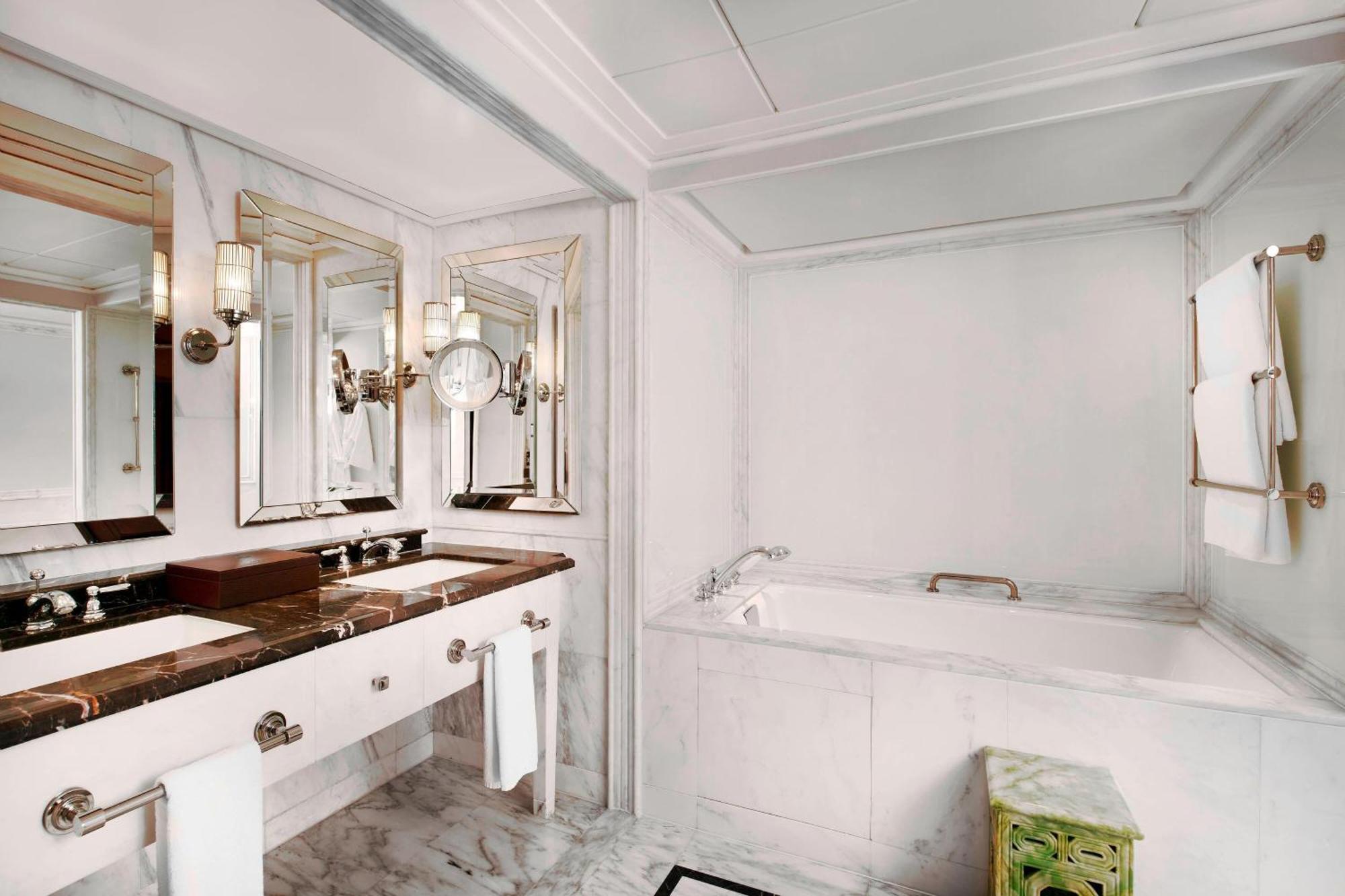 Diplomat Deluxe King Room