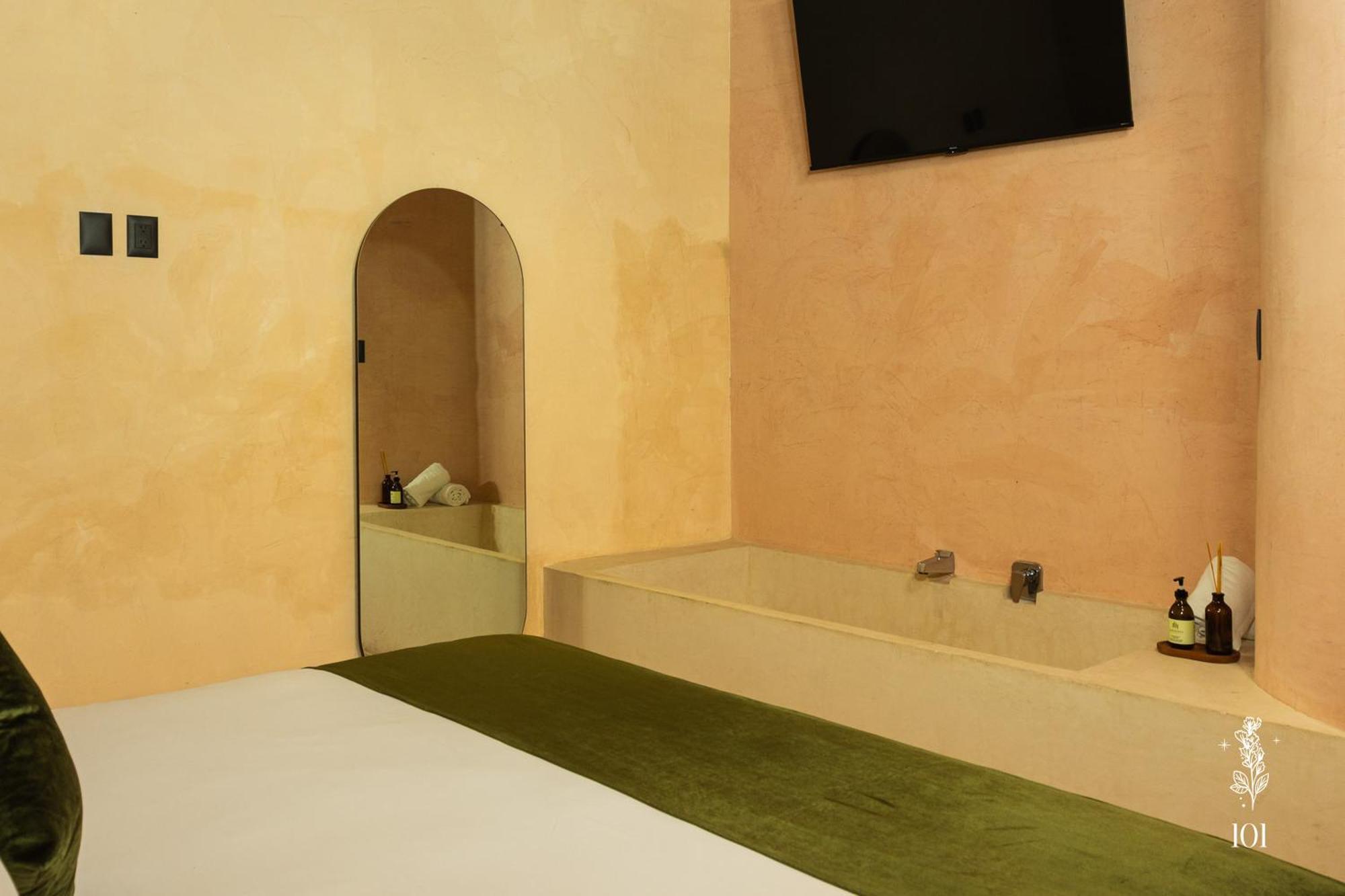 Deluxe Double Room Bath