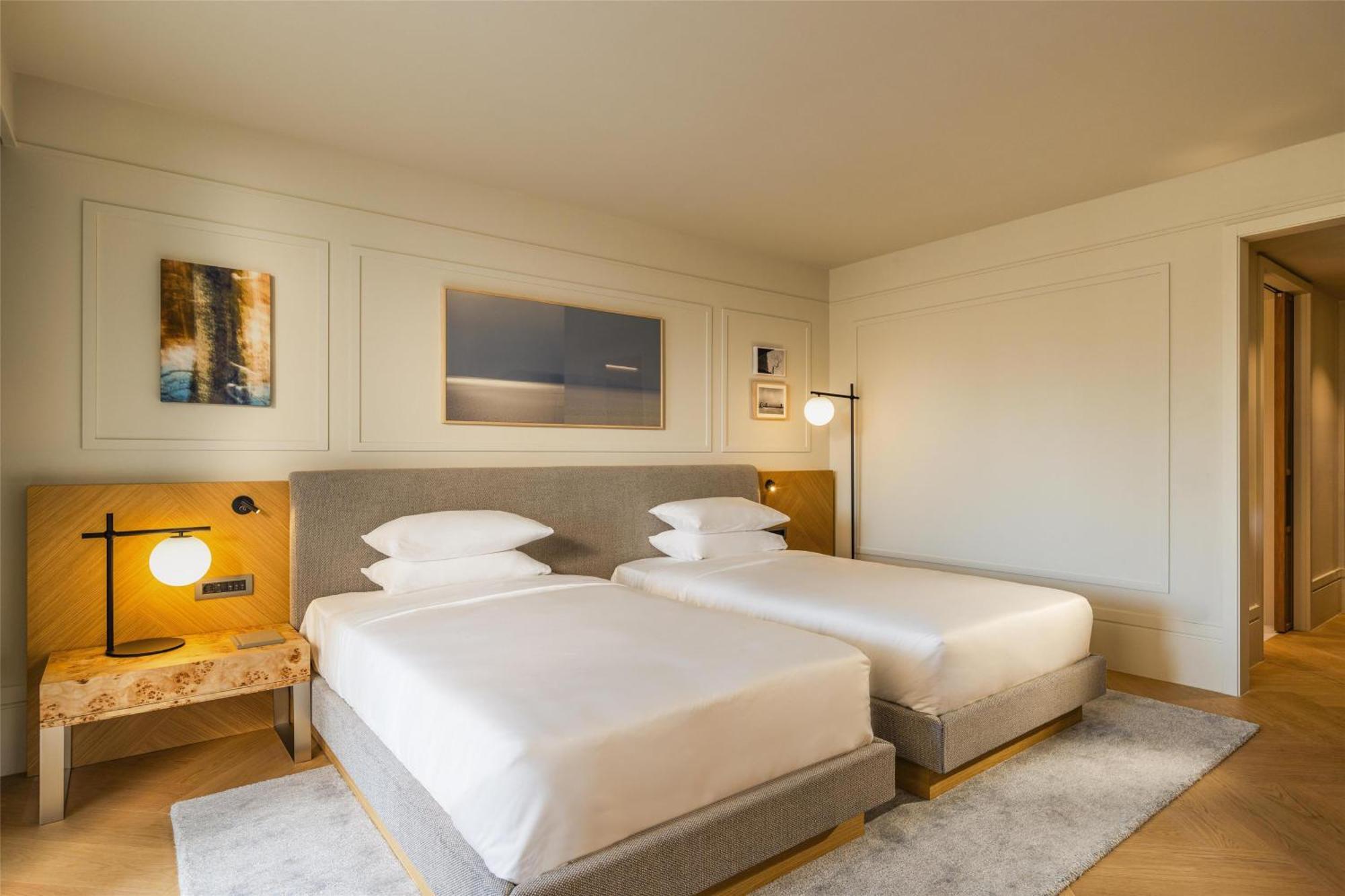 Deluxe Room with Two Single Beds and Balcony