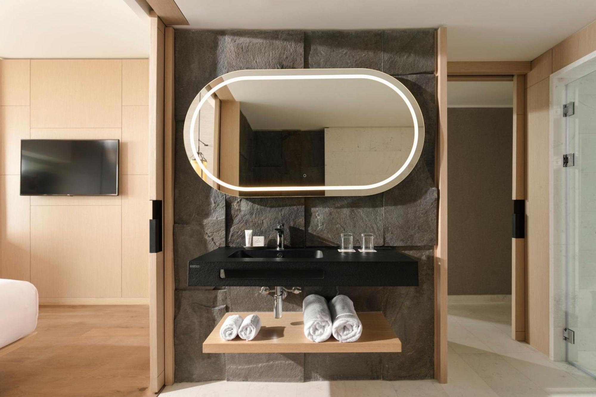 Contemporary Classic Queen Room Oceanfront