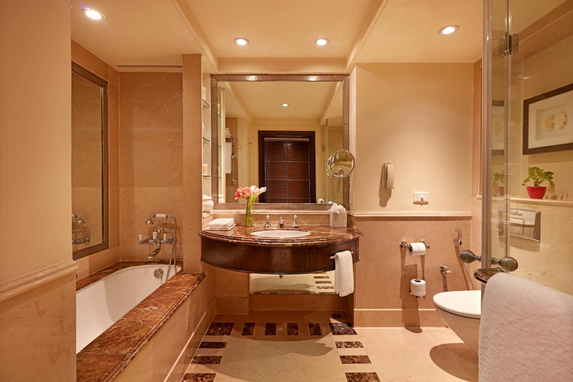 Deluxe King Suite Club Lounge Access Airport pickup Butler service,1709934132:JPEG
