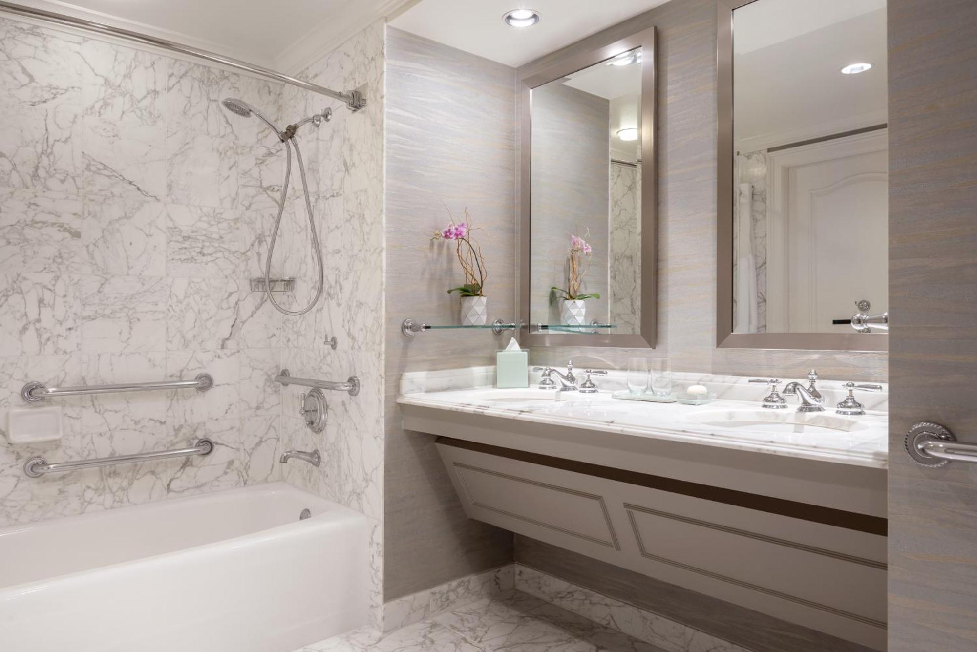 King Room Adapted Tub Balcony Marina View Mobility Hearing Accessible