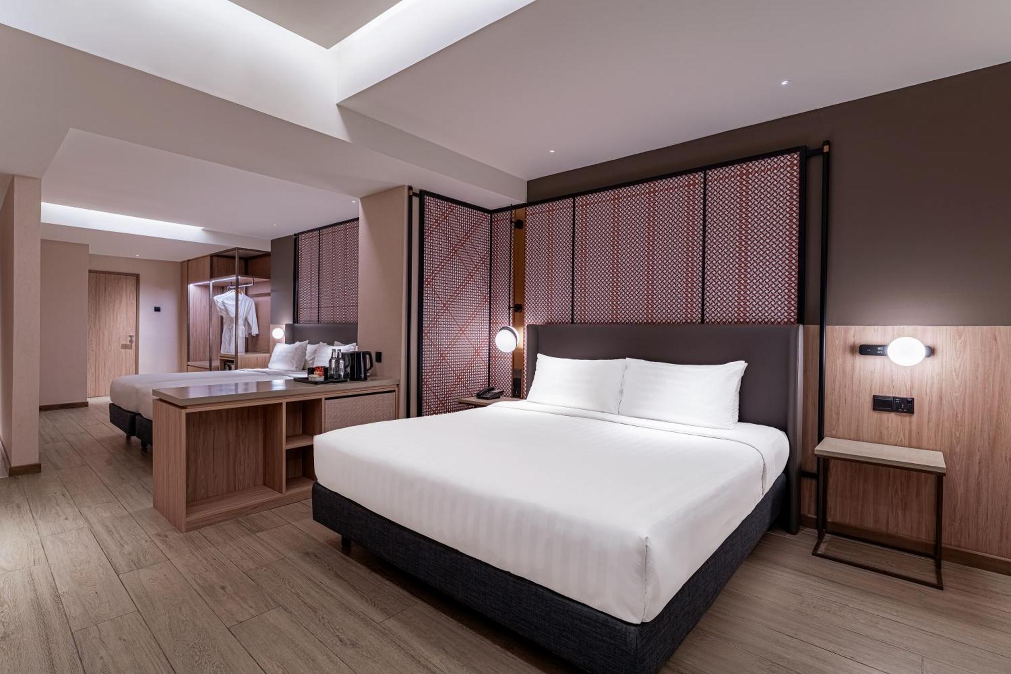 Deluxe Family Room,One King Bed and Two Single Beds,1729981887:JPEG