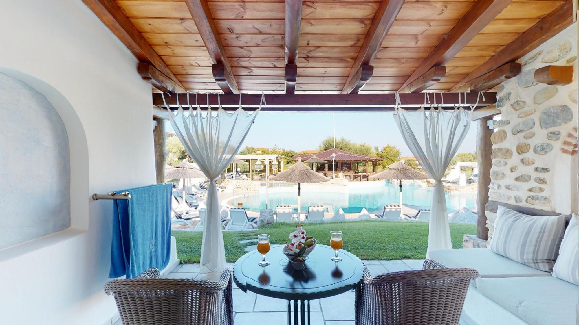 Maisonette Front Pool,1710584010:JPEG