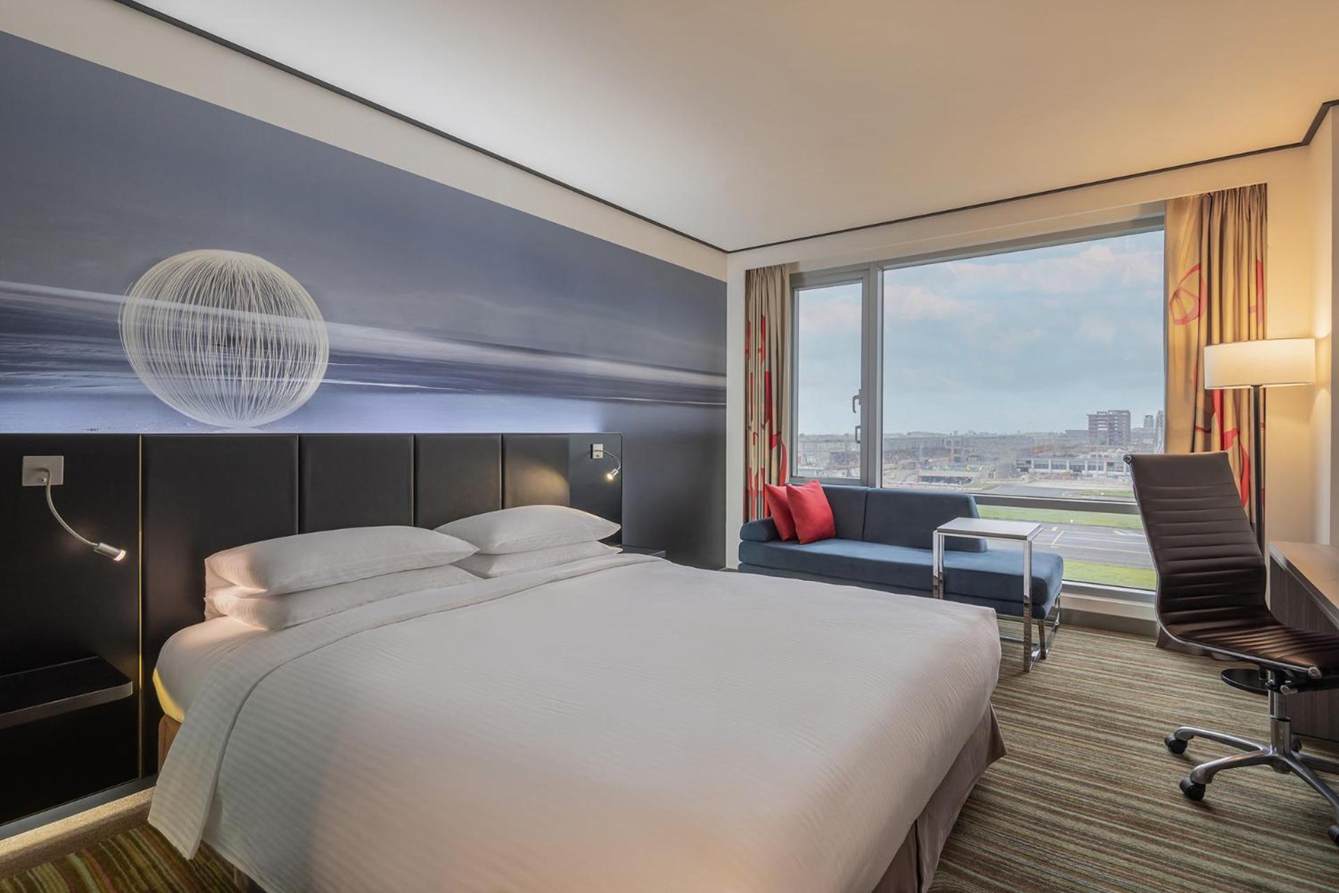 King Room with Airport View - Club Access