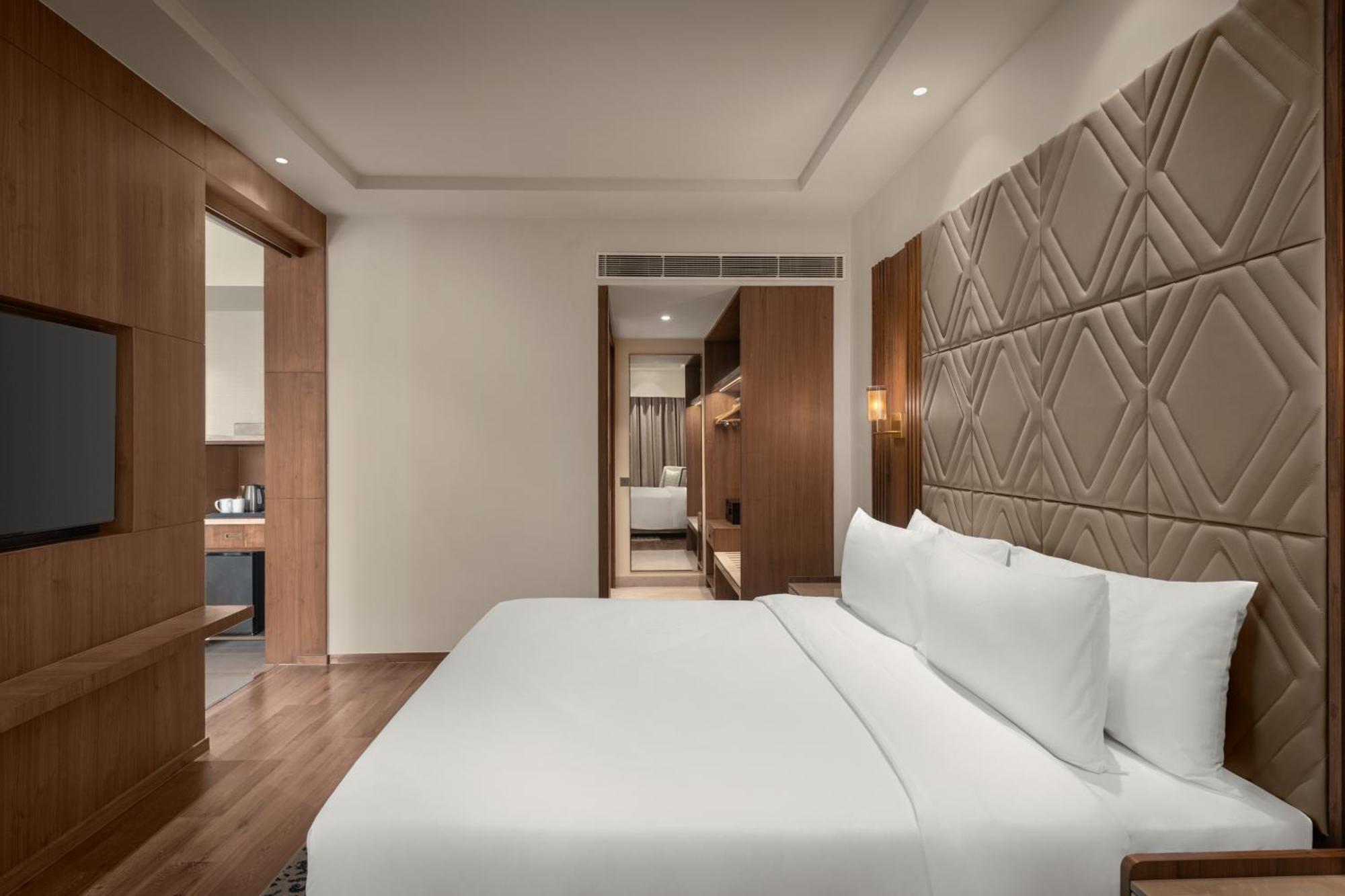Suite Room SPEND 1000 SERVICES WORTH 2000