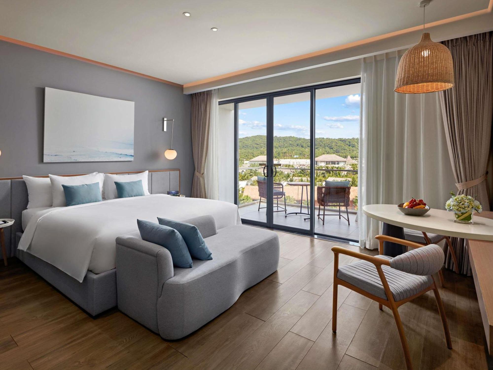 Standard Zimmer mit Kingsize-Bett und Balkon