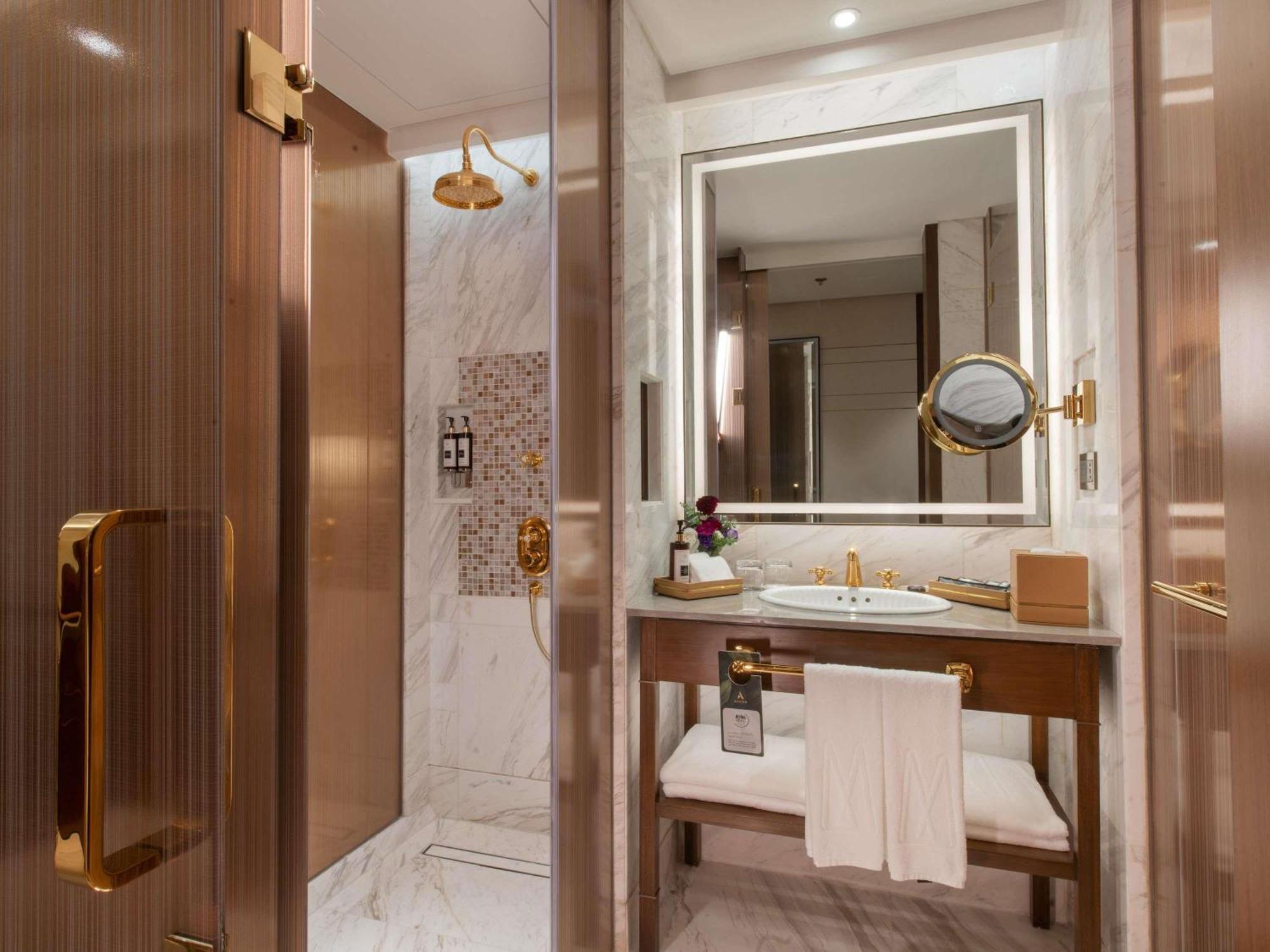 Superior Atrium Twin Room