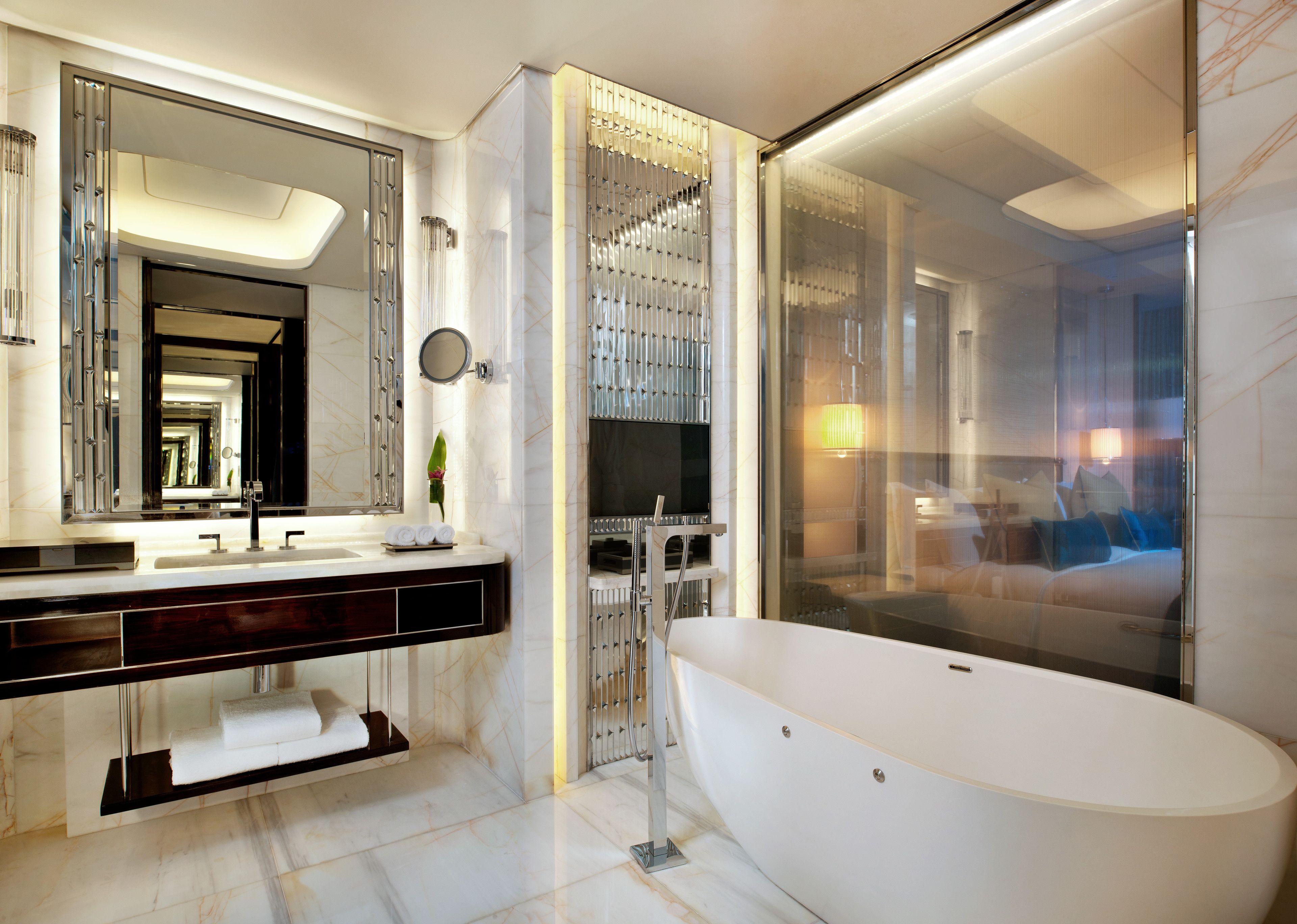 Deluxe City View King Guest room 1 King Skyline view