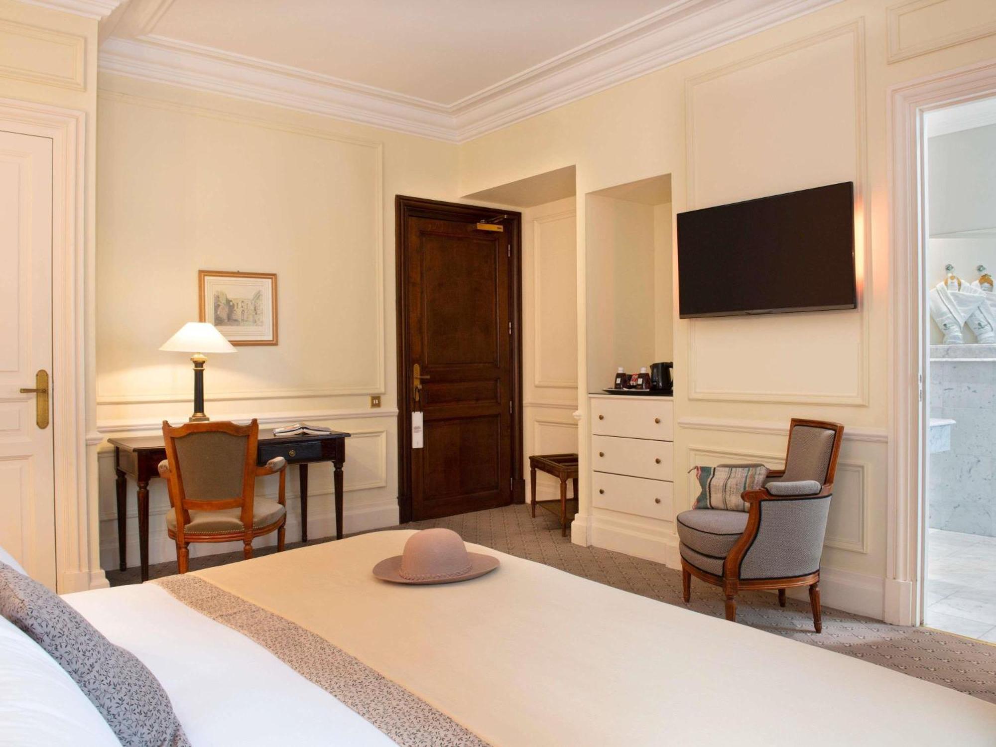 Classic King Room with Street View,1716978123:JPEG