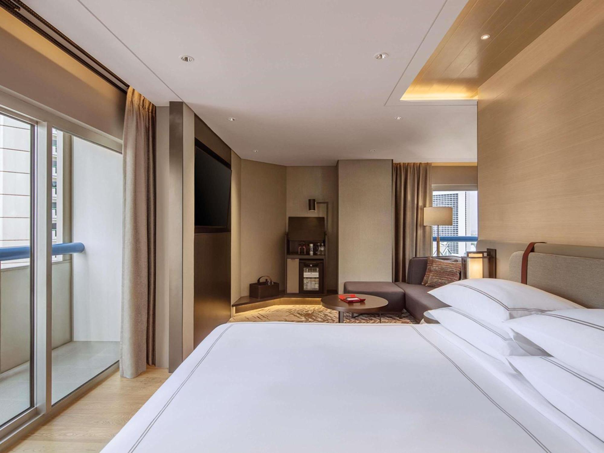 Signature Suite, 1 King, 2 Balconies, City View