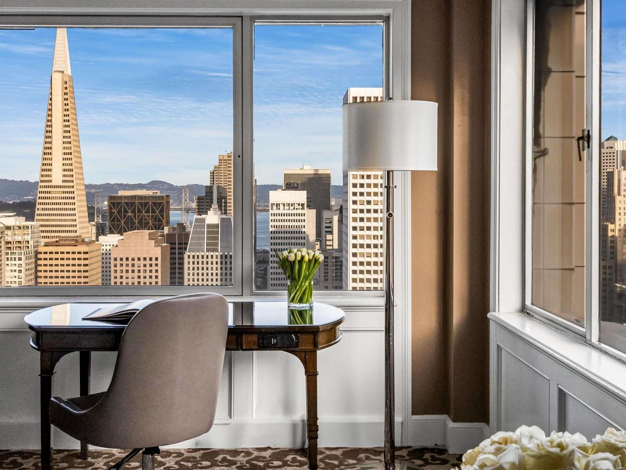 Habitación Signature Esquinera con cama extragrande y vistas al perfil urbano