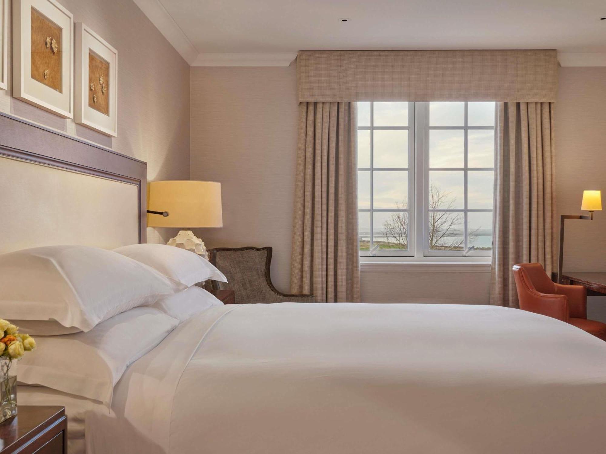 Habitación con cama extragrande y vistas al jardín