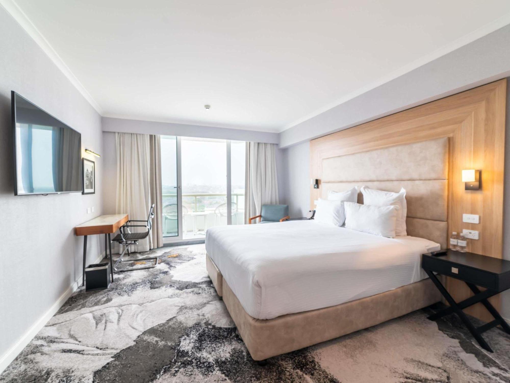 Superior King Room with City View