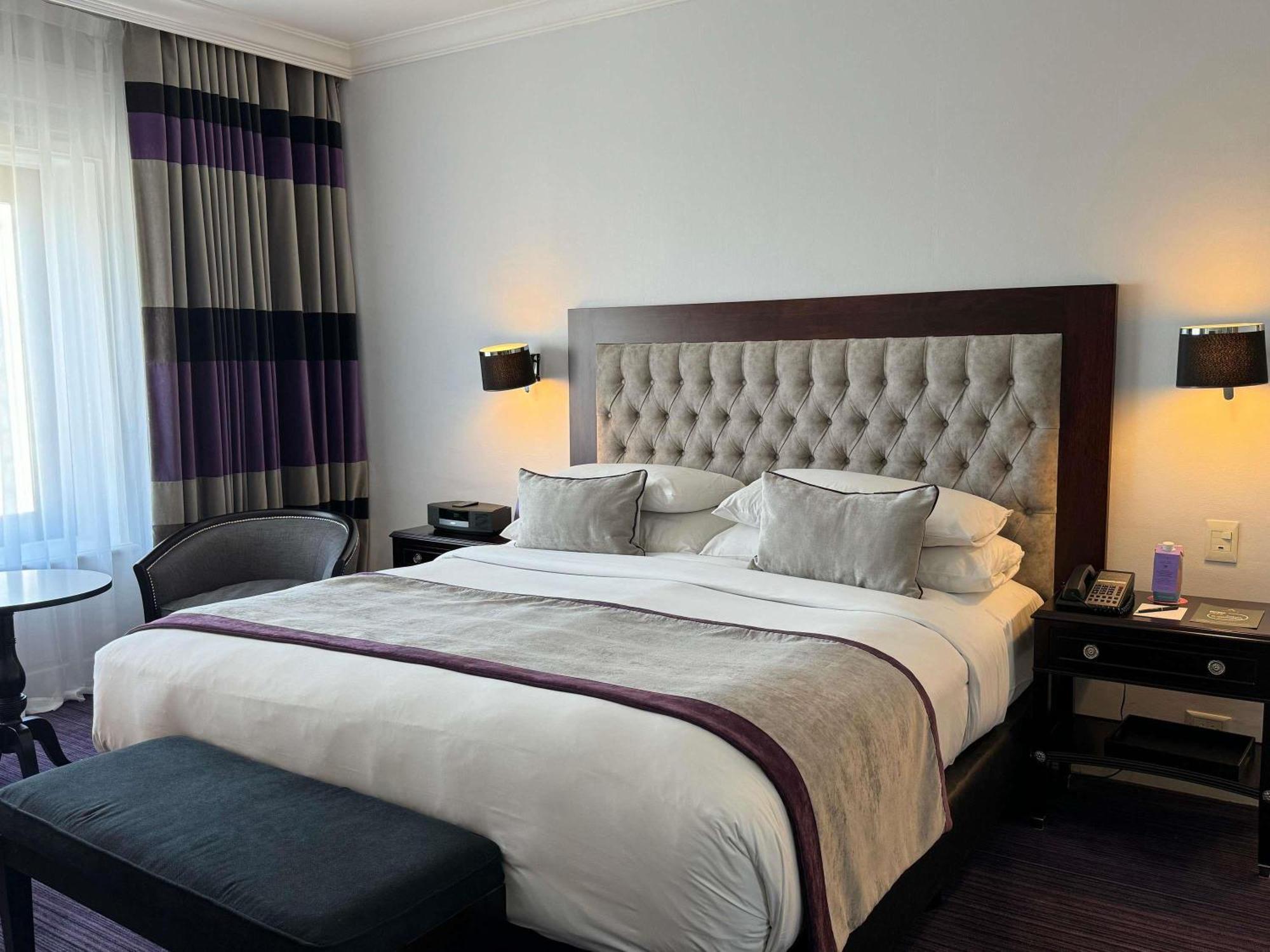 Junior Queen Suite with City View