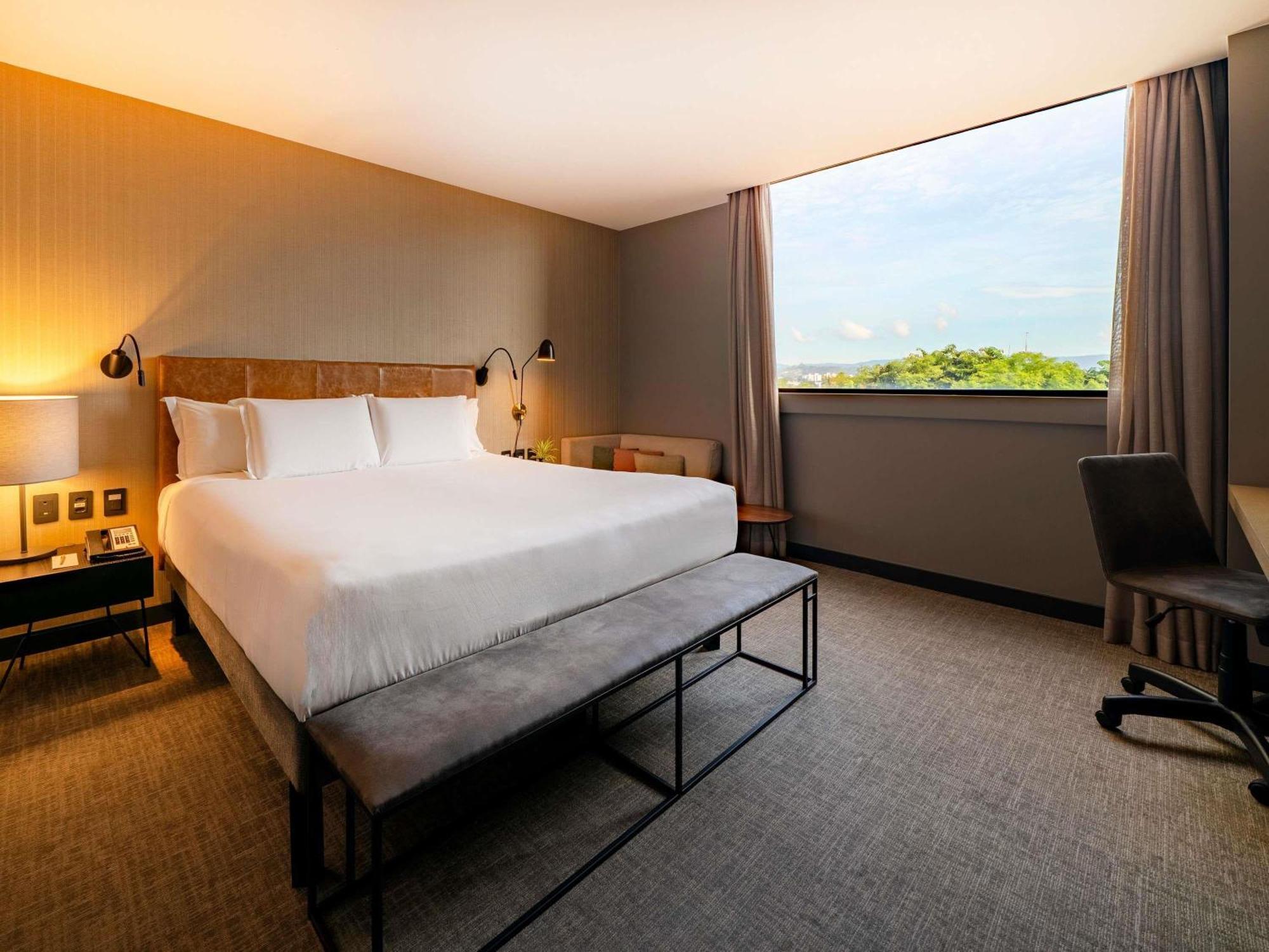 Deluxe Queen Room,1765582105:JPEG