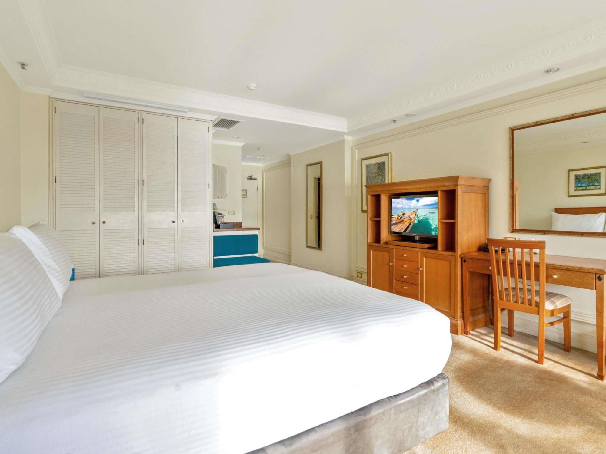 Classic Queen Room with City and Mountain View,1717027666:JPEG