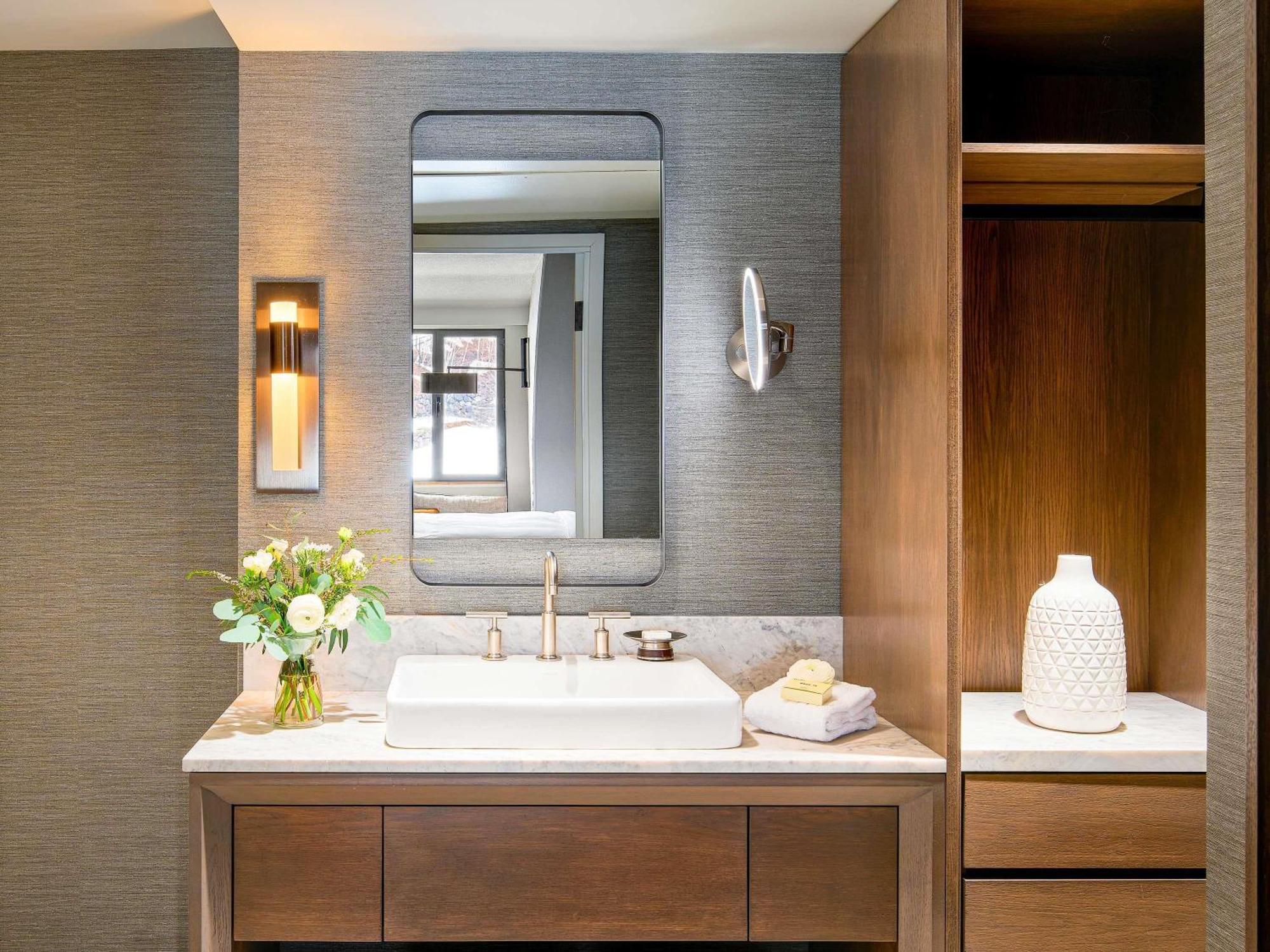 One-Bedroom Fairmont Gold King Suite with Exclusive Lounge Access