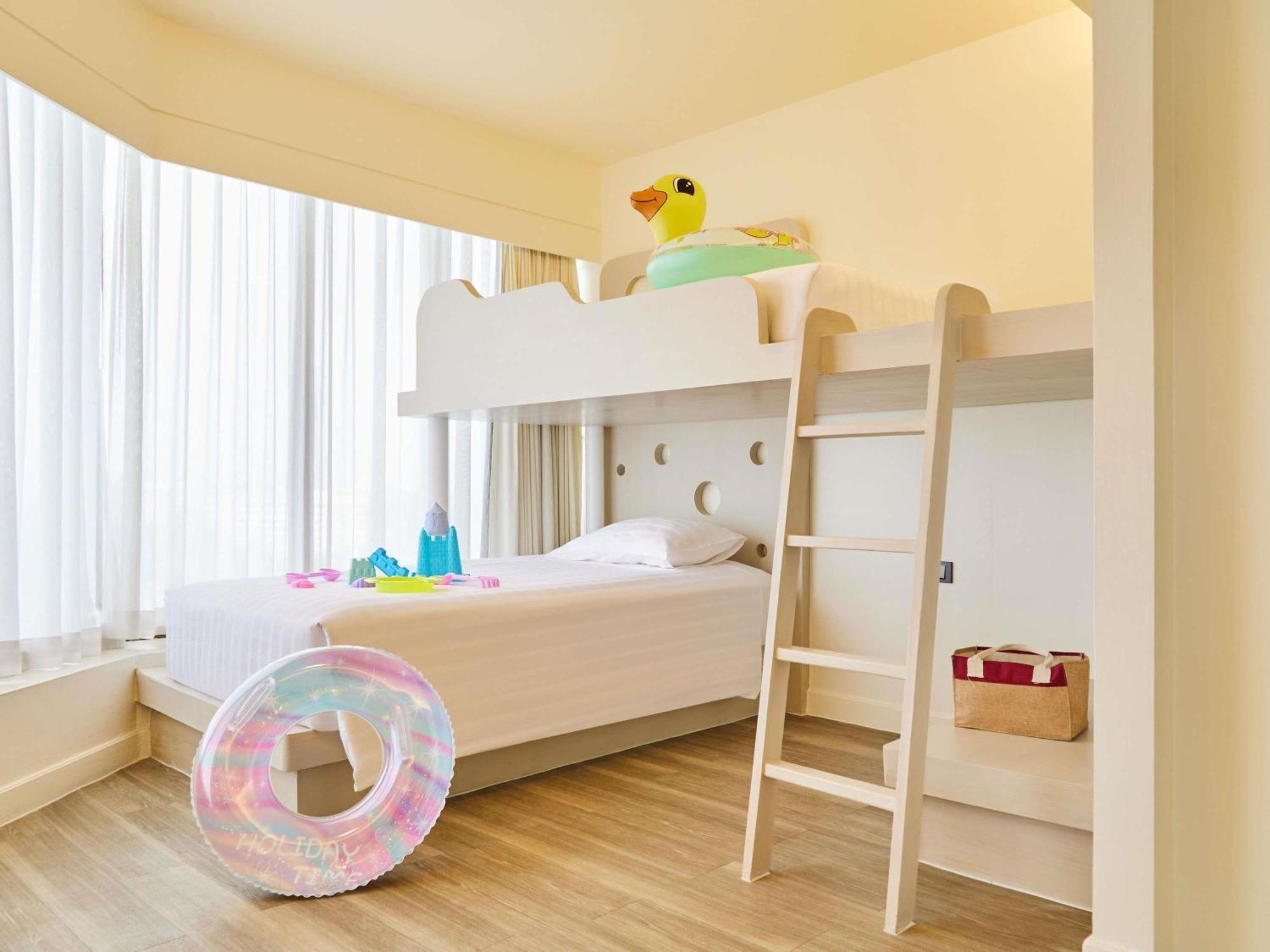Family Room with King and Bunk Bed,1765826882:JPEG