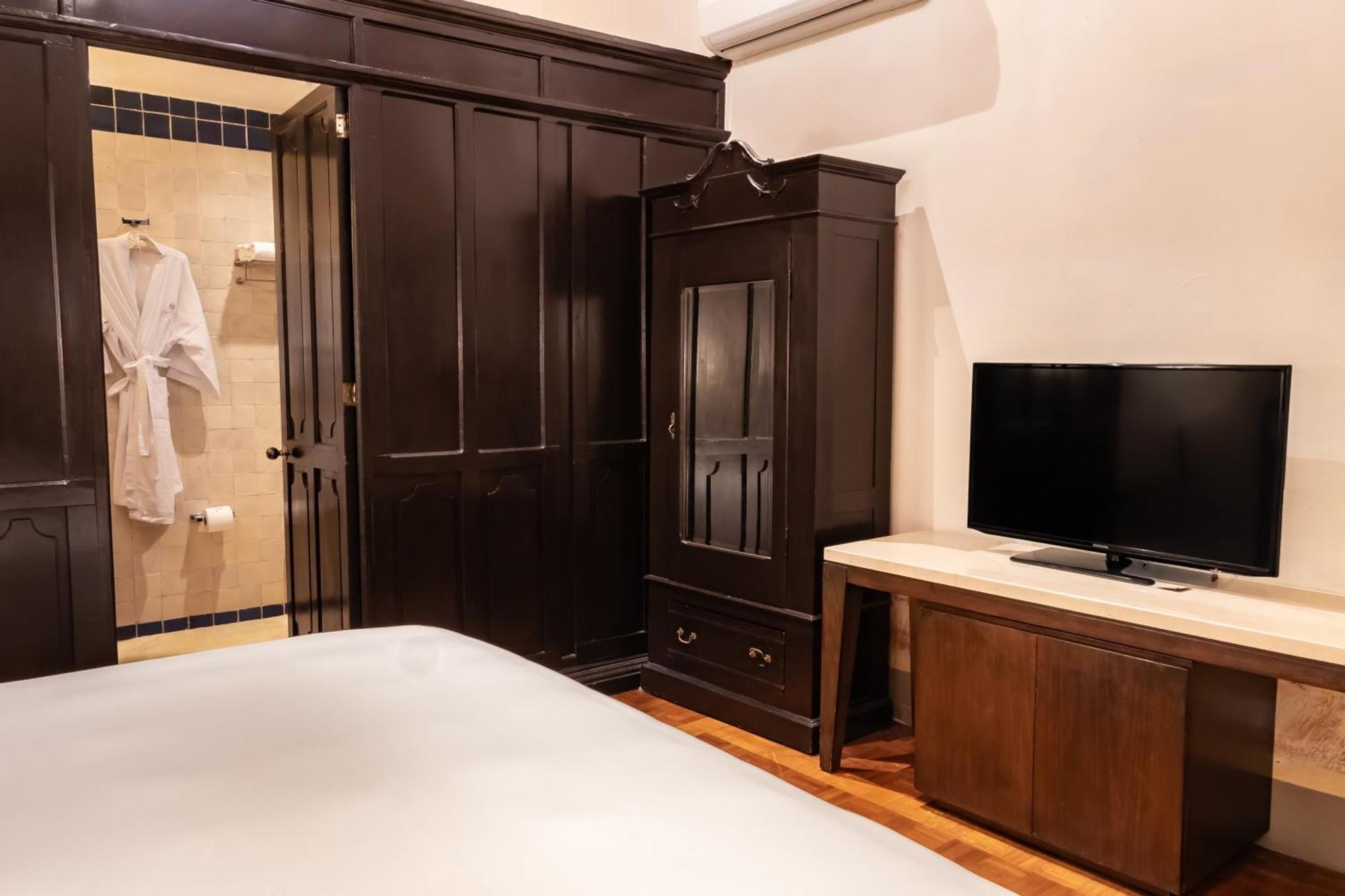 Novicias King Size Bed