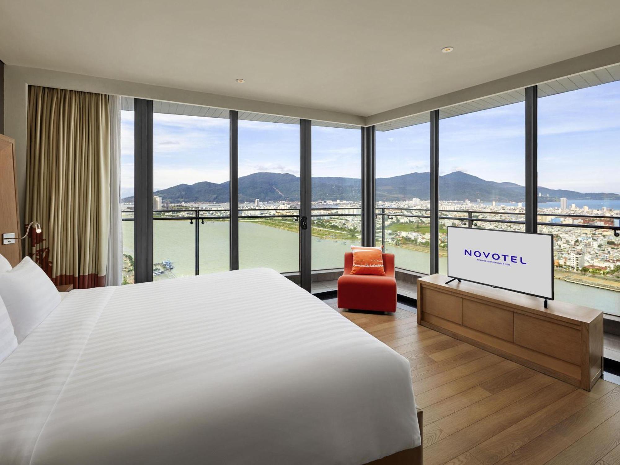 Corner Suite with Balcony and Panoramic River View - Executive Lounge Access,1717074973:JPEG