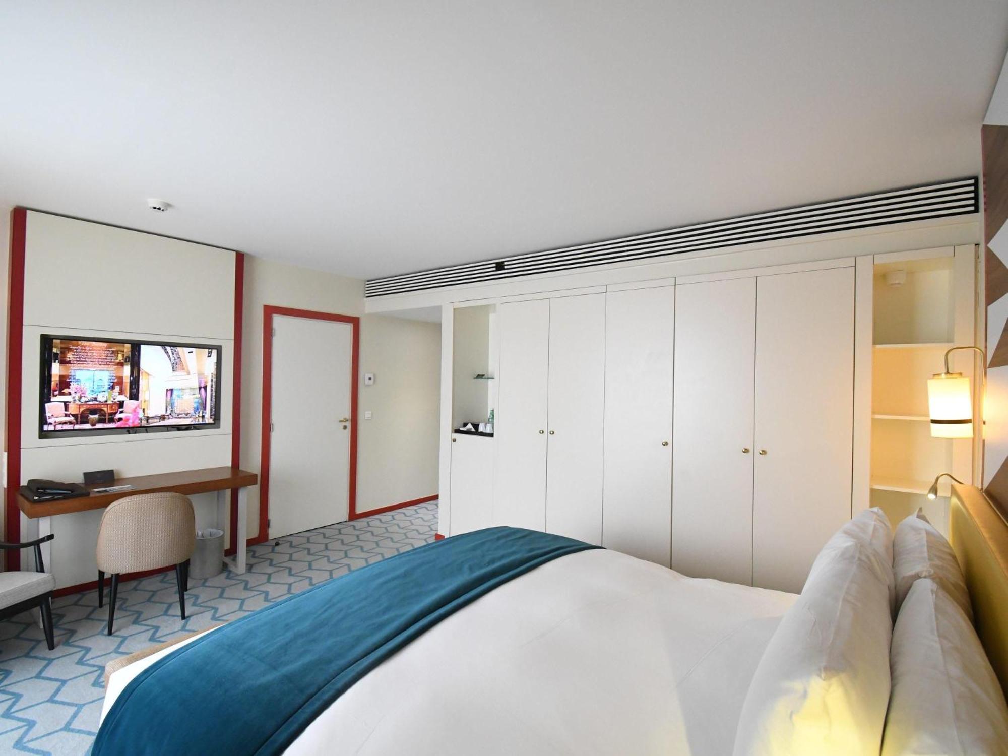 Luxury King Room with Balcony and Lagoon View,1731413728:JPEG